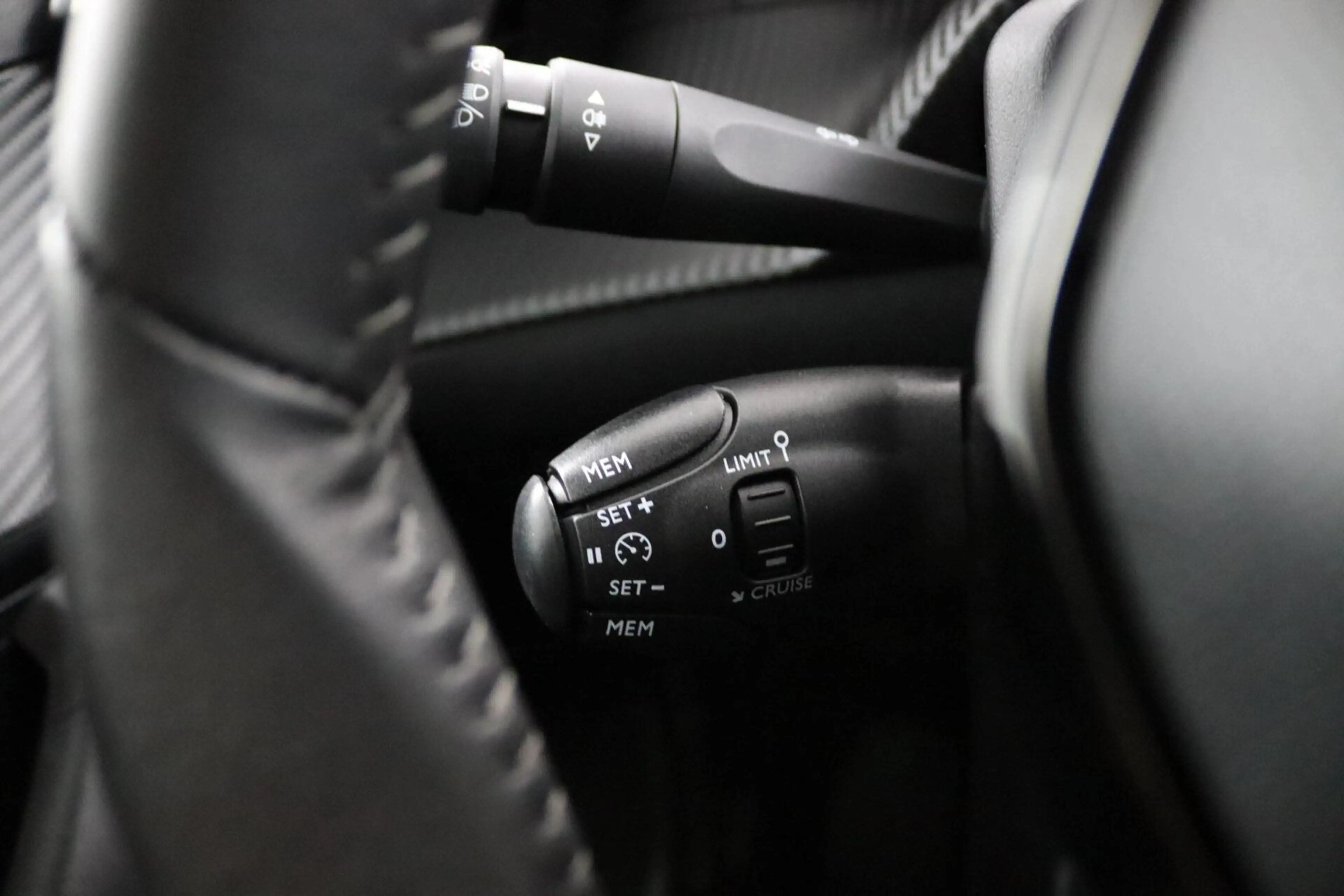 Peugeot e-2008 EV Allure Pack 50 kWh — photo 21