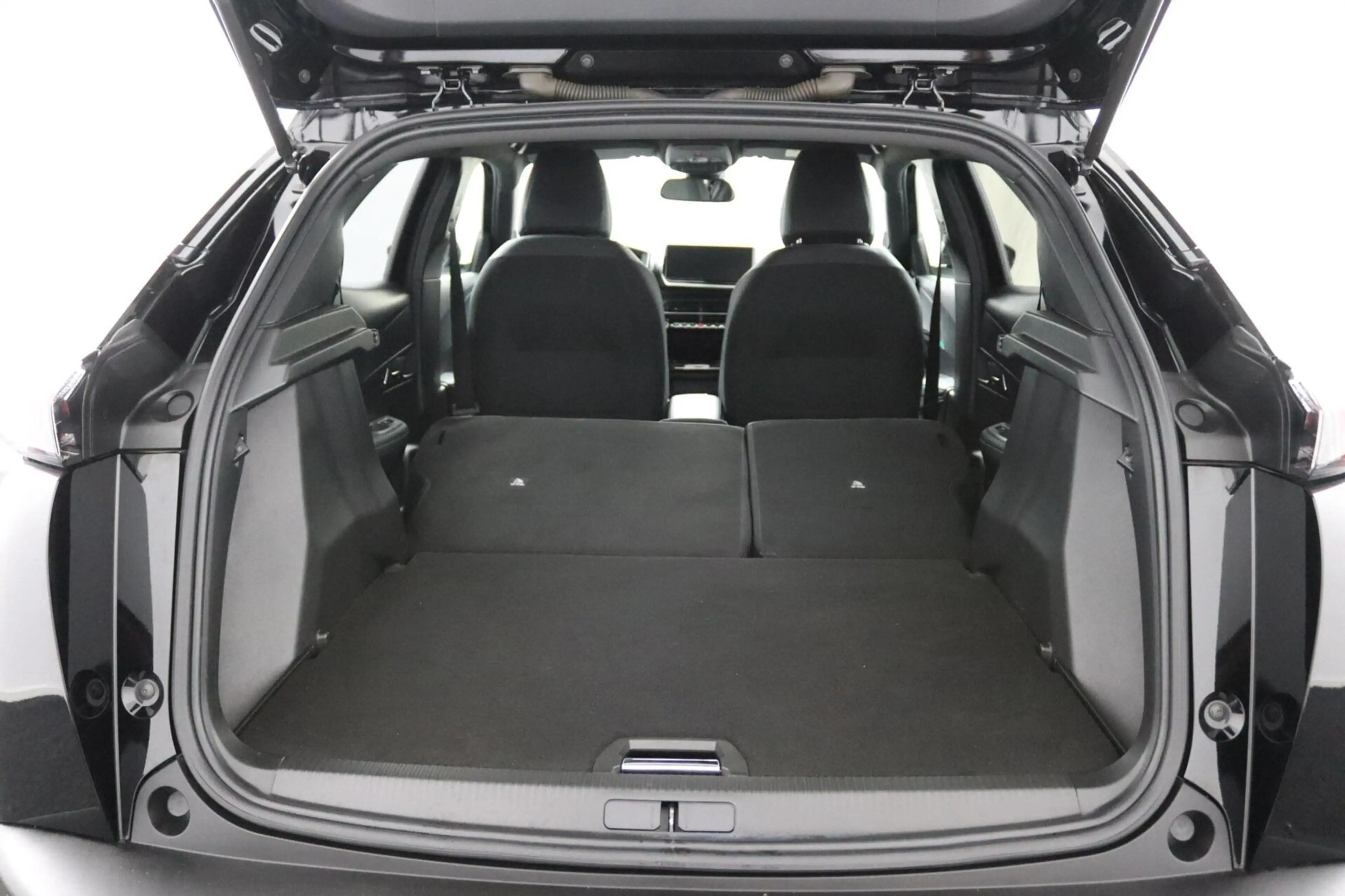 Peugeot e-2008 EV Allure Pack 50 kWh — photo 42