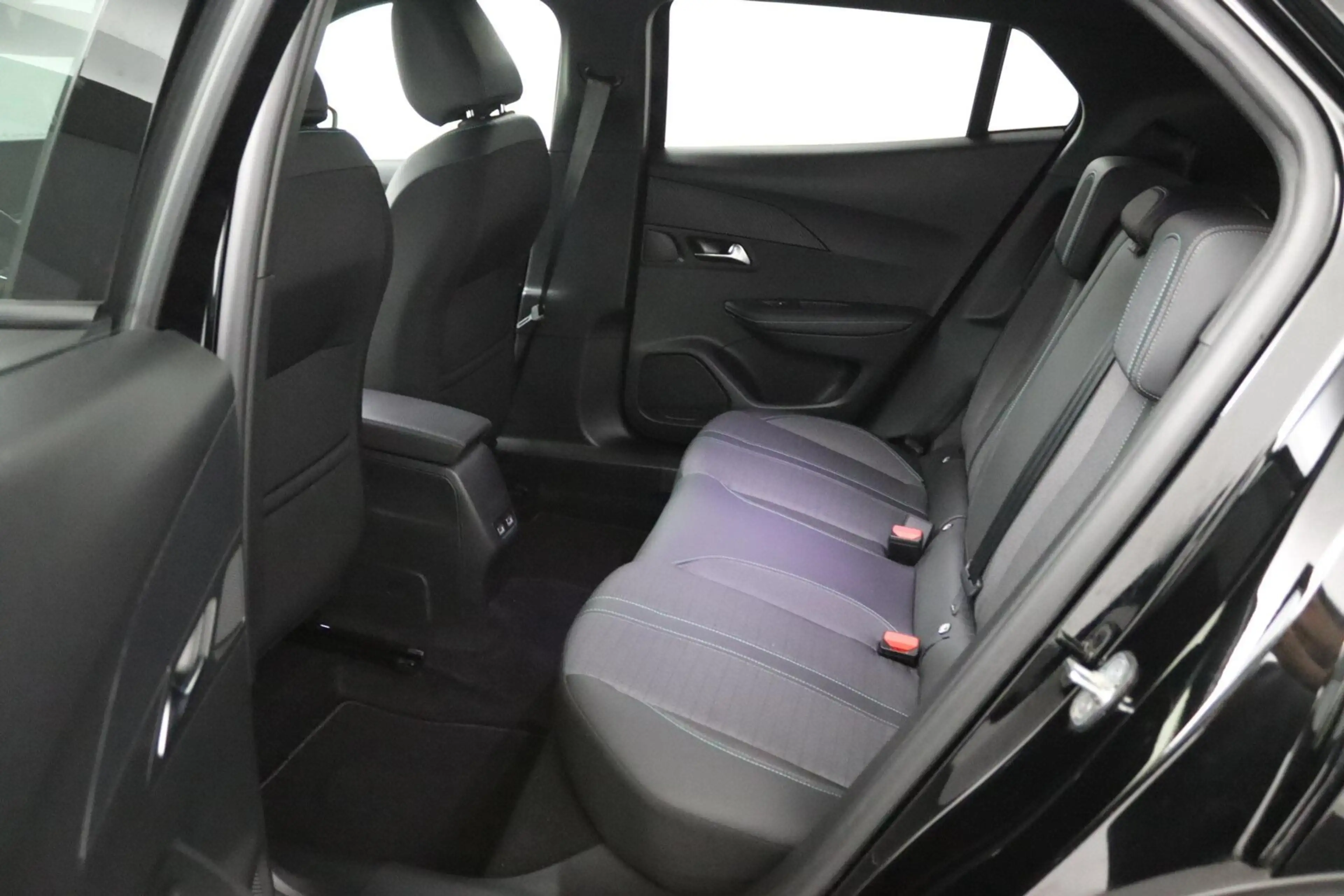 Peugeot e-2008 EV Allure Pack 50 kWh — photo 5