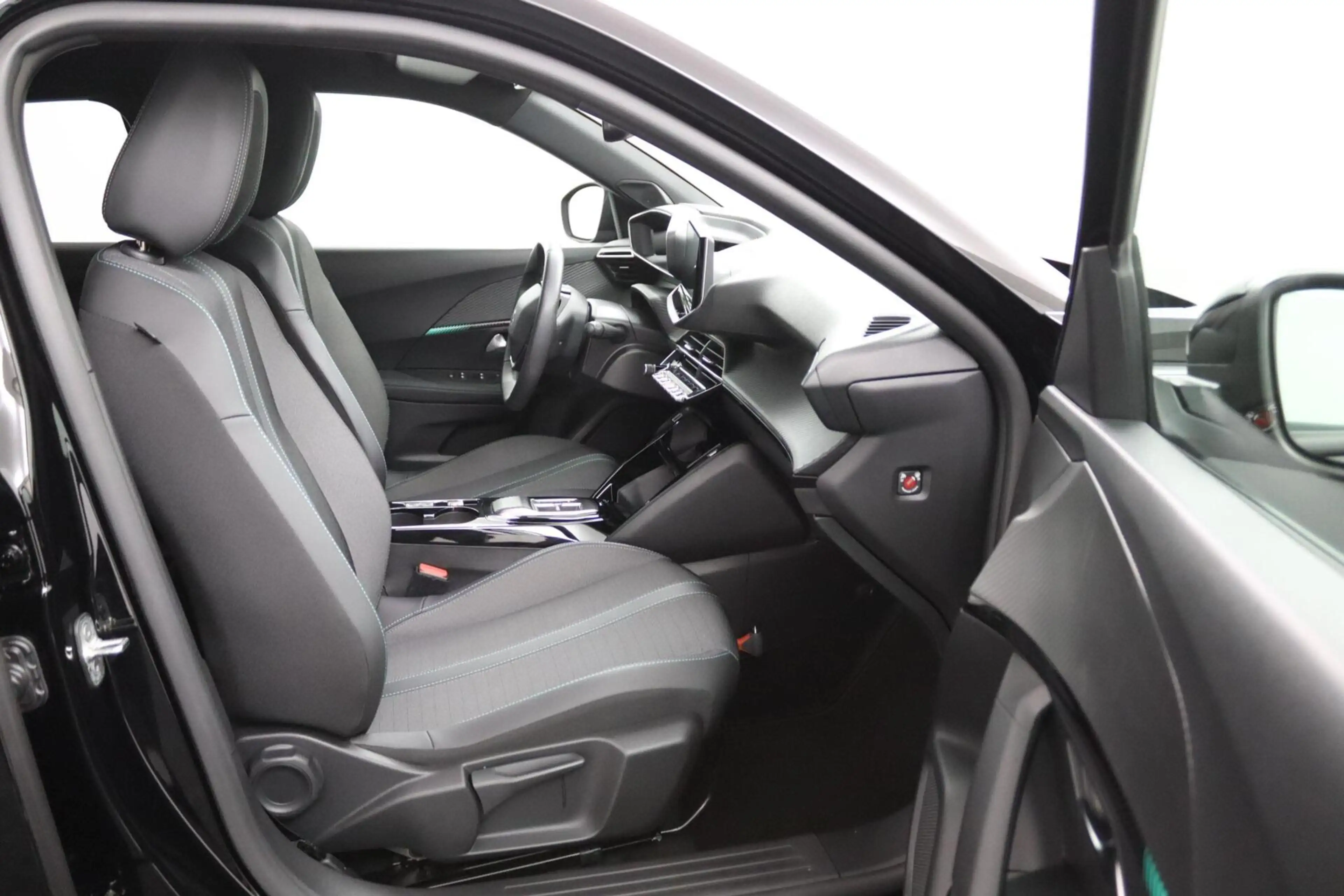 Peugeot e-2008 EV Allure Pack 50 kWh — photo 16