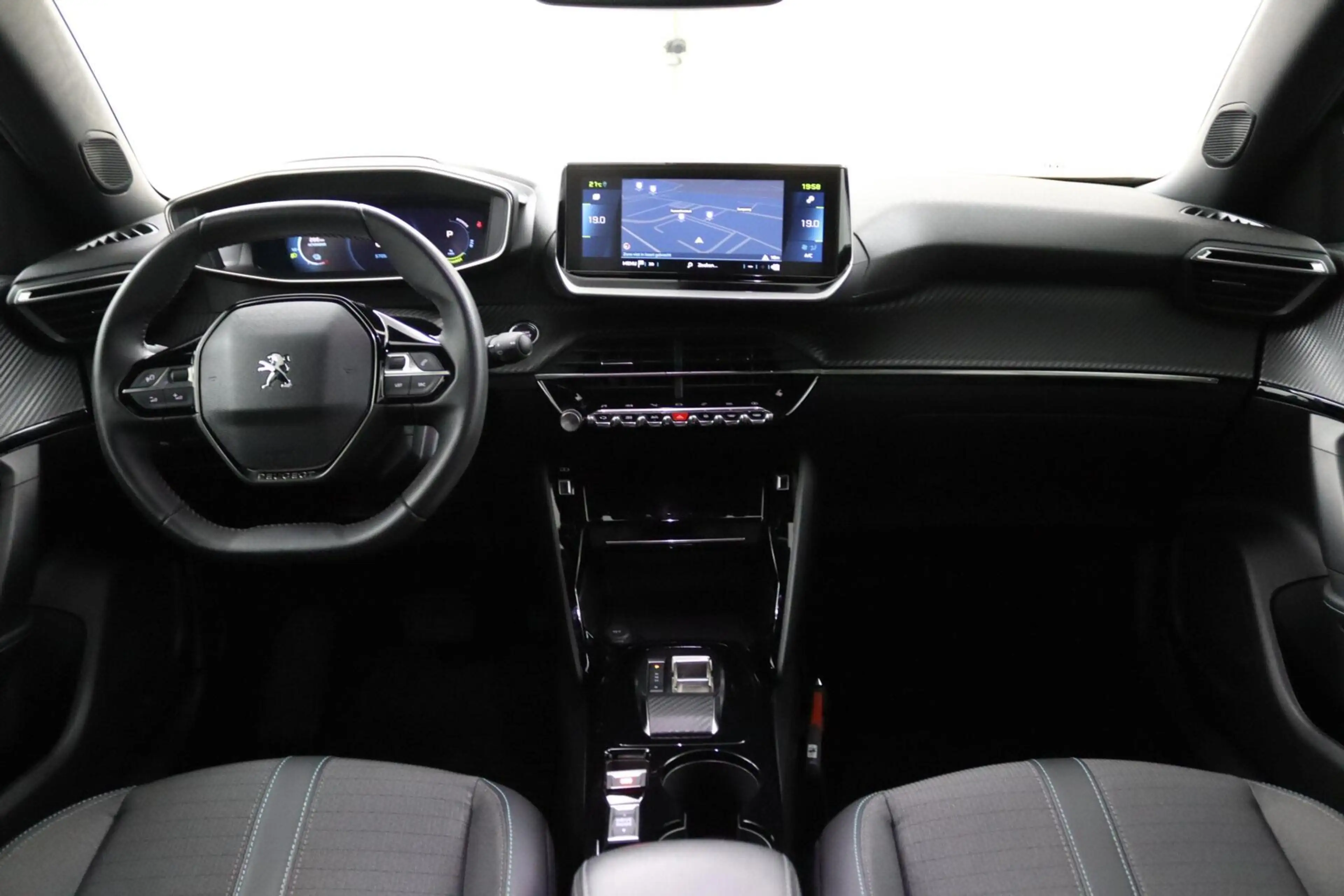 Peugeot e-2008 EV Allure Pack 50 kWh — photo 3
