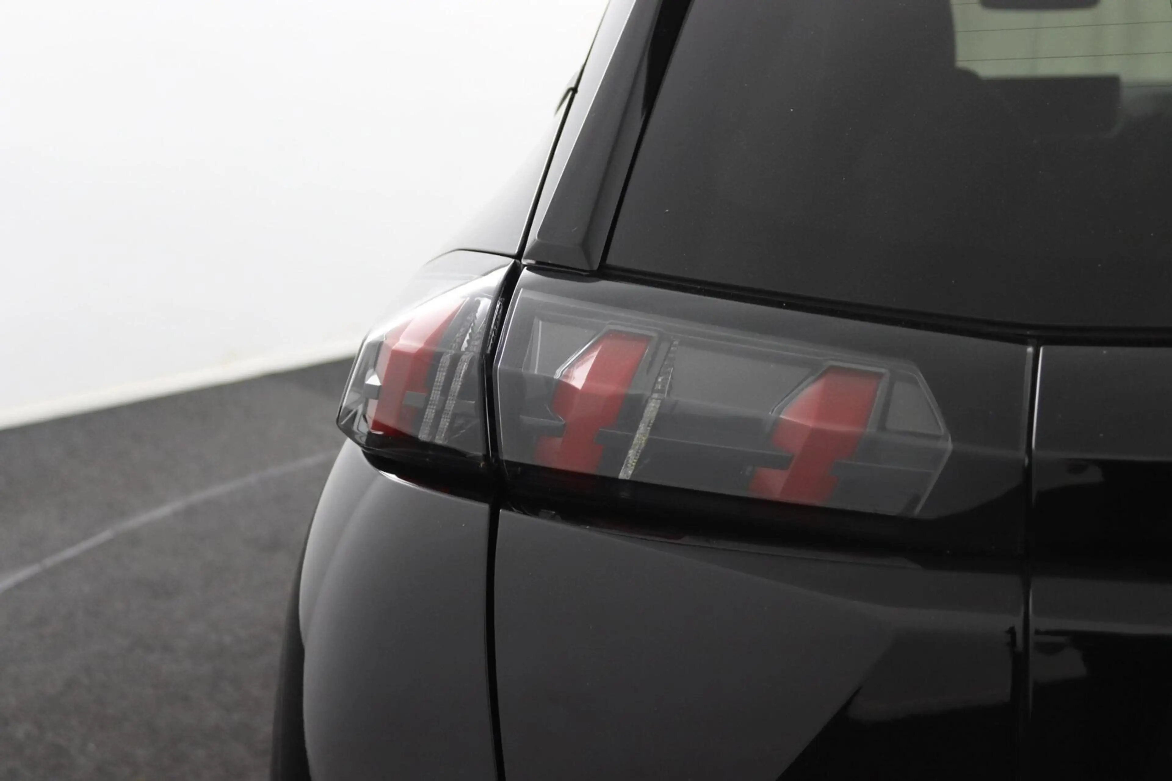 Peugeot e-2008 EV Allure Pack 50 kWh — photo 40