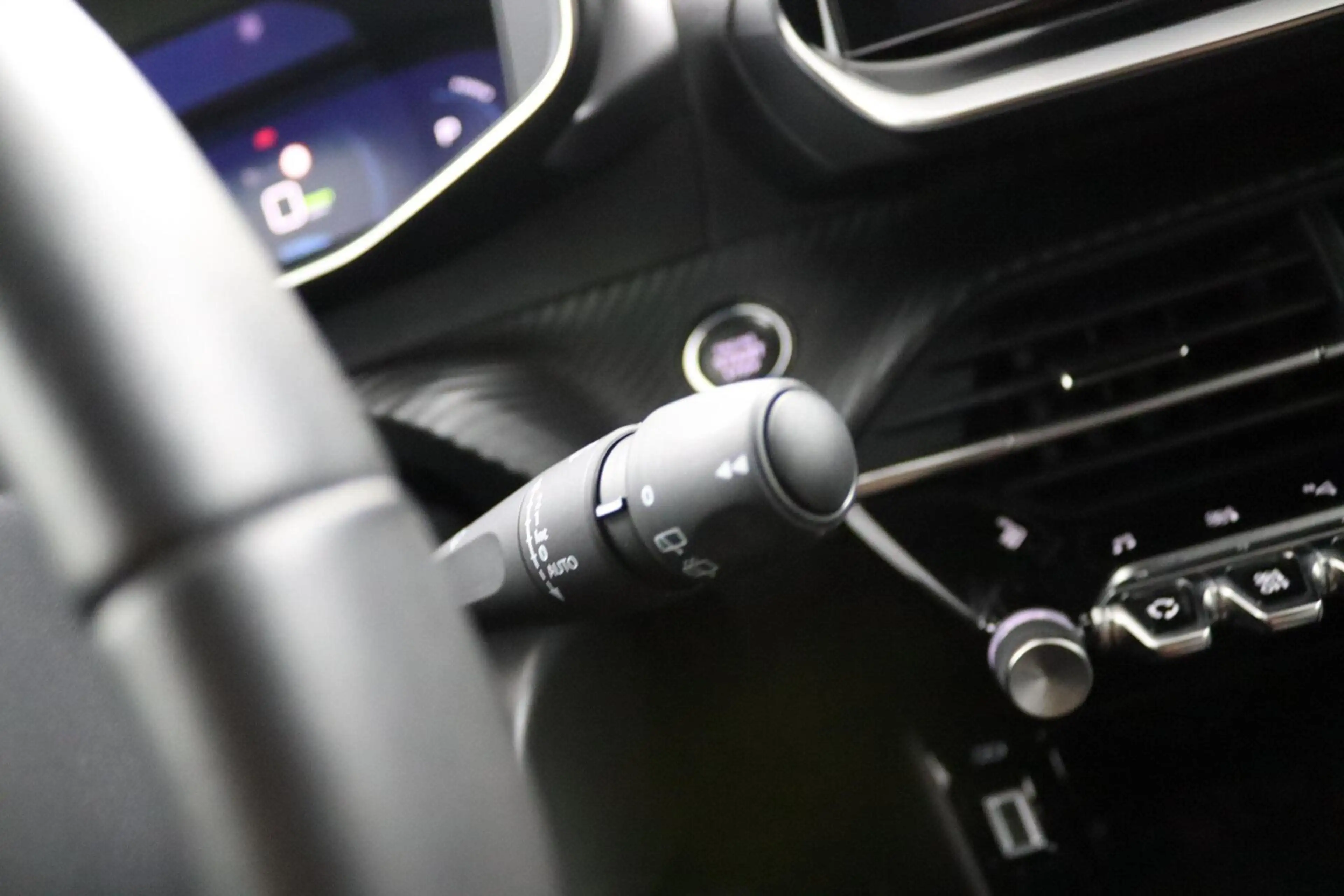 Peugeot e-2008 EV Allure Pack 50 kWh — photo 22
