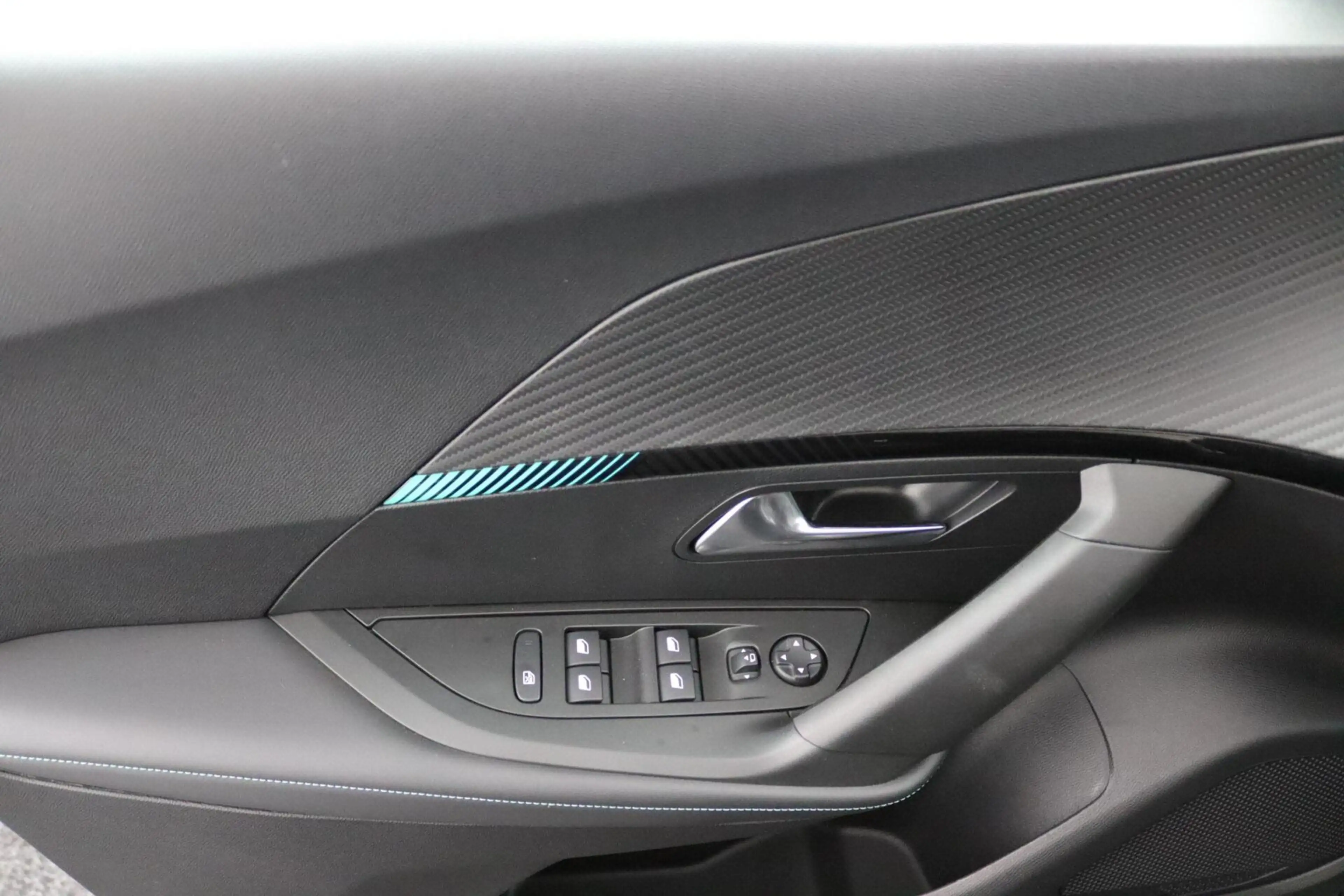 Peugeot e-2008 EV Allure Pack 50 kWh — photo 17