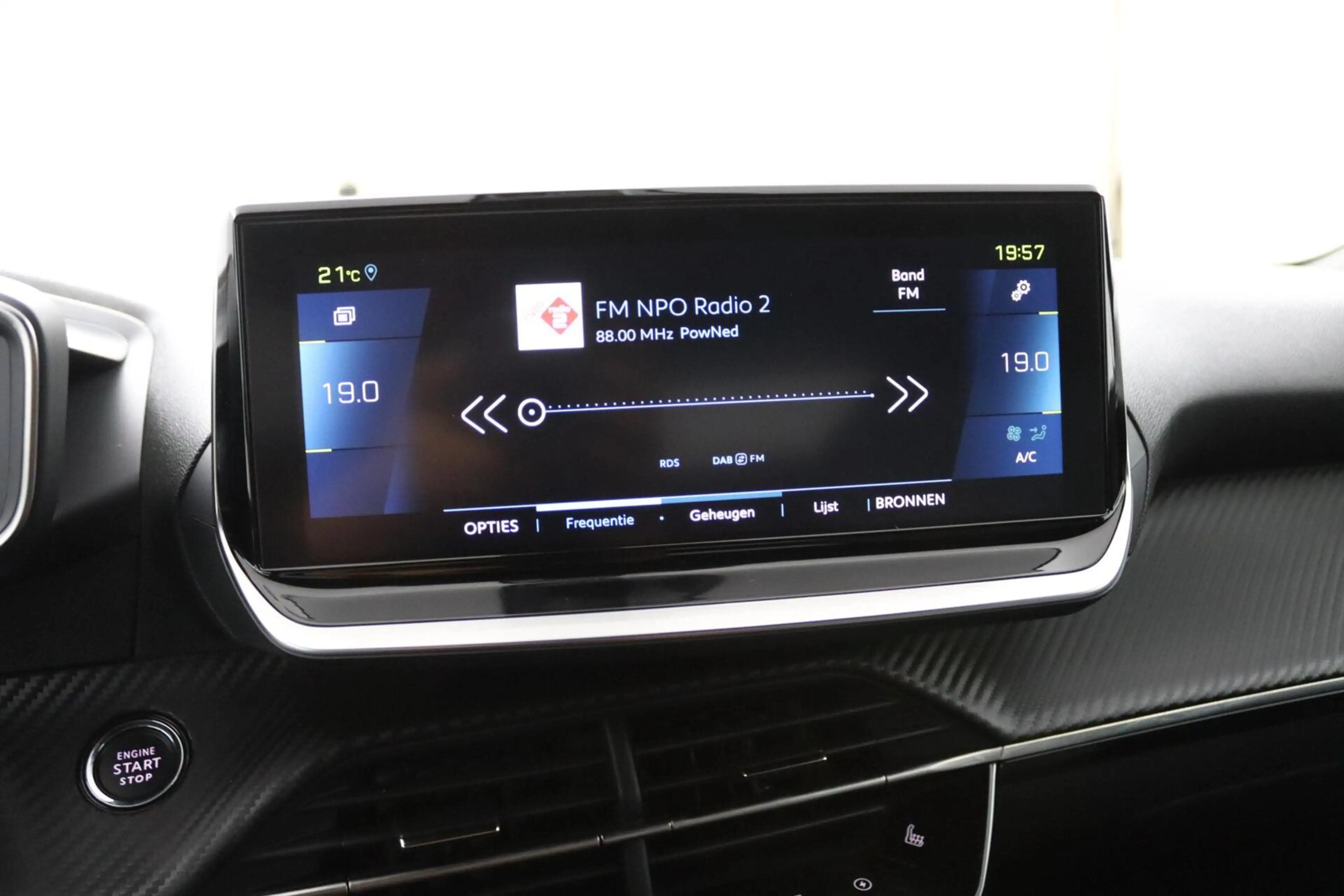 Peugeot e-2008 EV Allure Pack 50 kWh — photo 26
