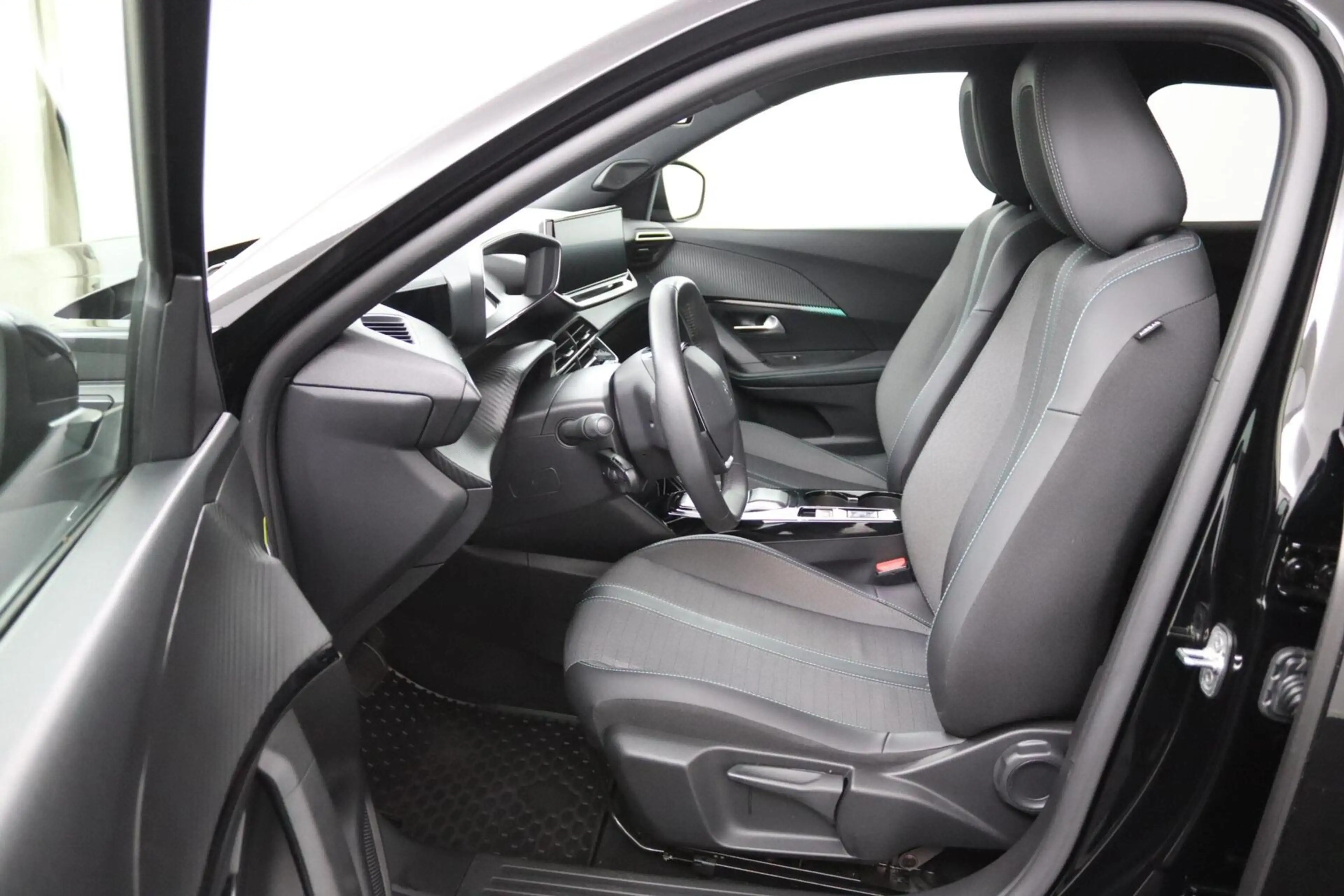 Peugeot e-2008 EV Allure Pack 50 kWh — photo 4