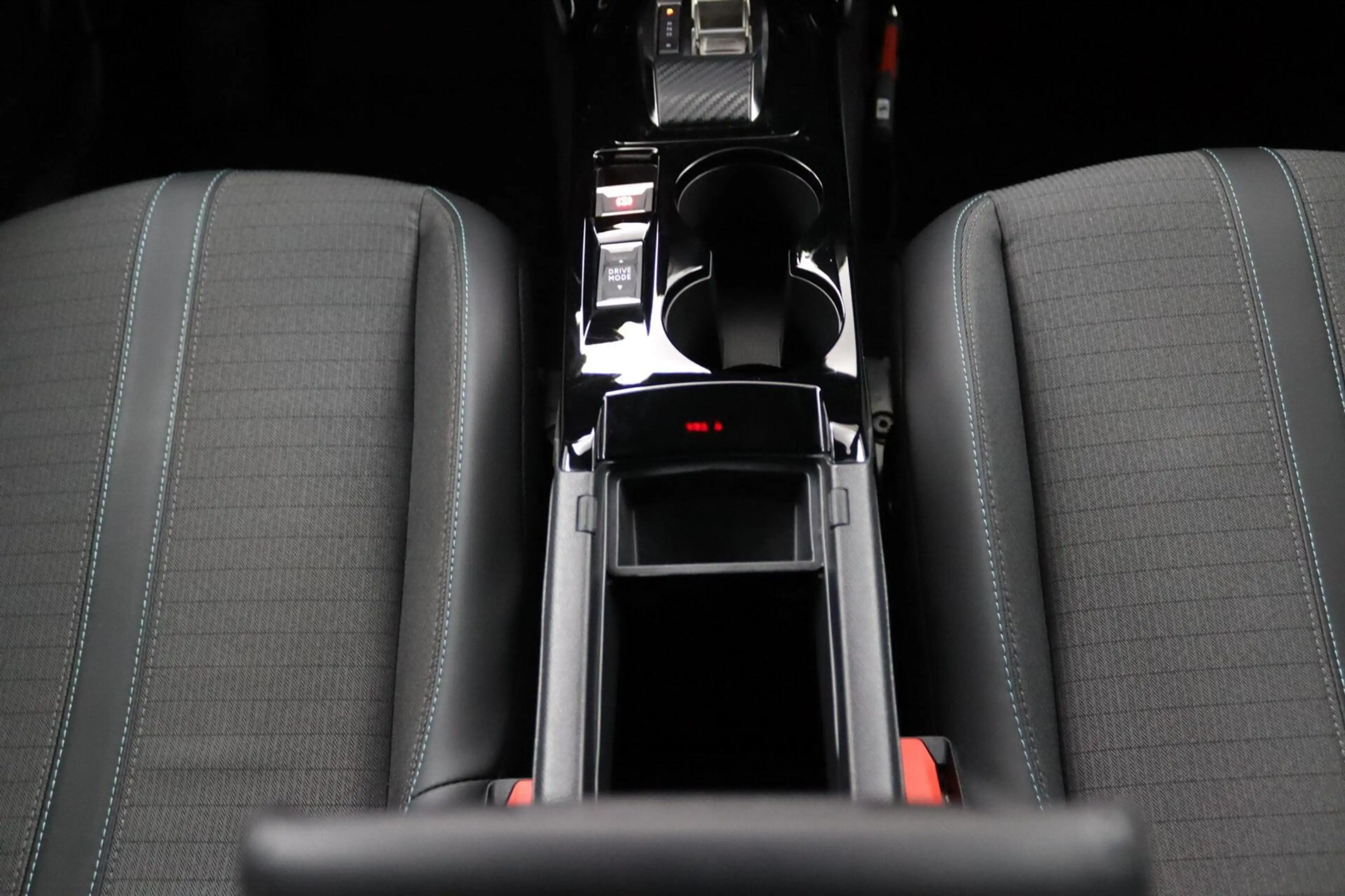 Peugeot e-2008 EV Allure Pack 50 kWh — photo 29