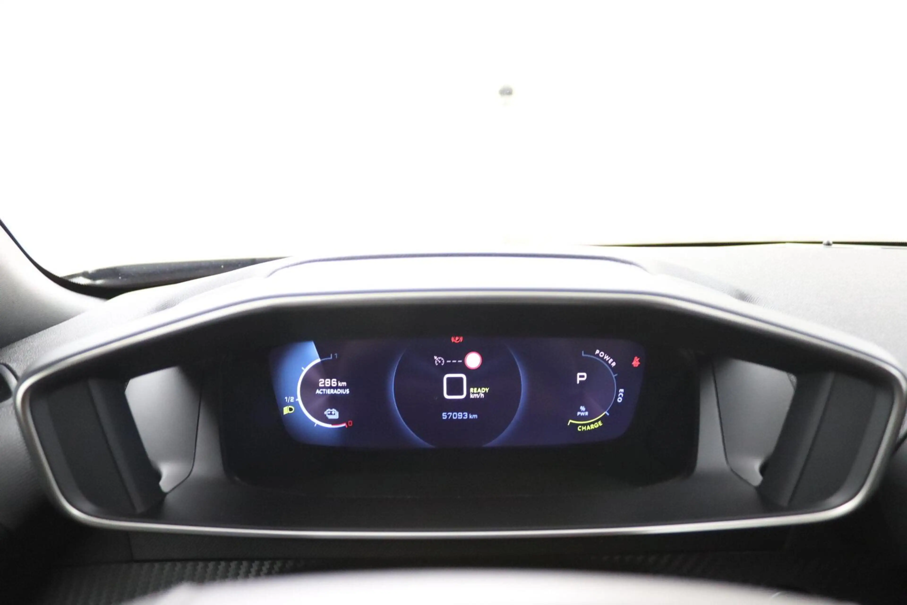 Peugeot e-2008 EV Allure Pack 50 kWh — photo 6