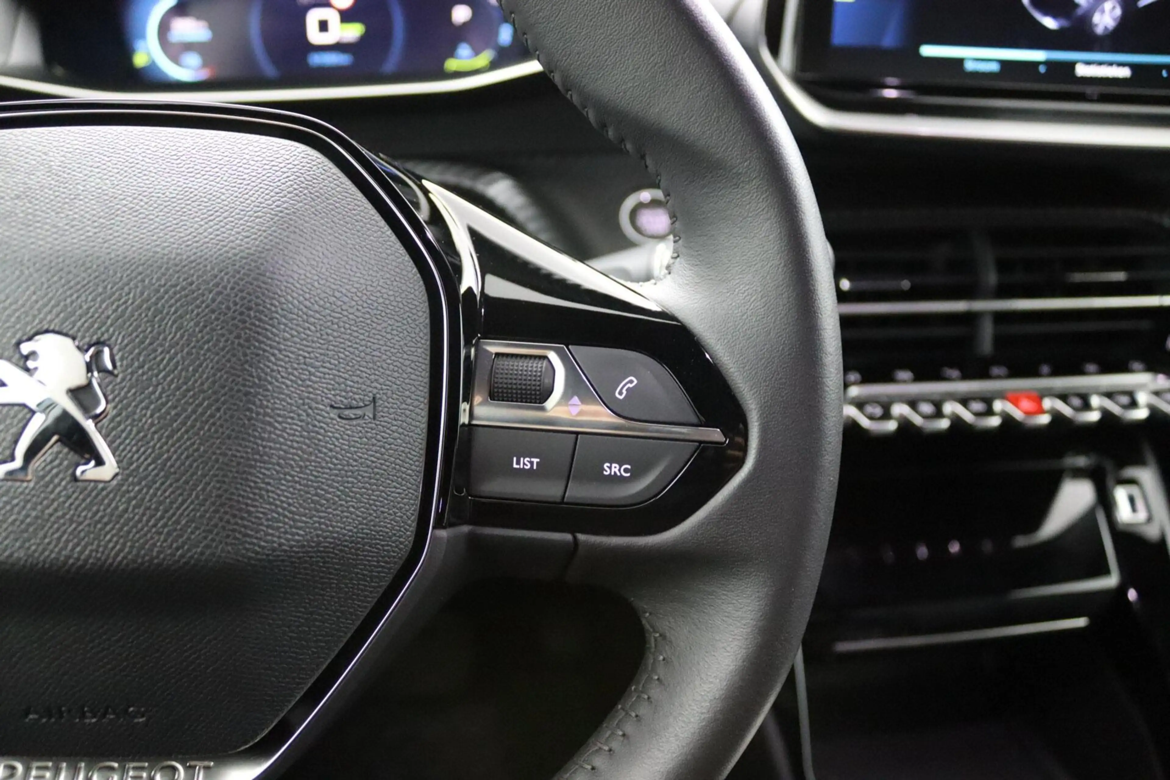 Peugeot e-2008 EV Allure Pack 50 kWh — photo 19