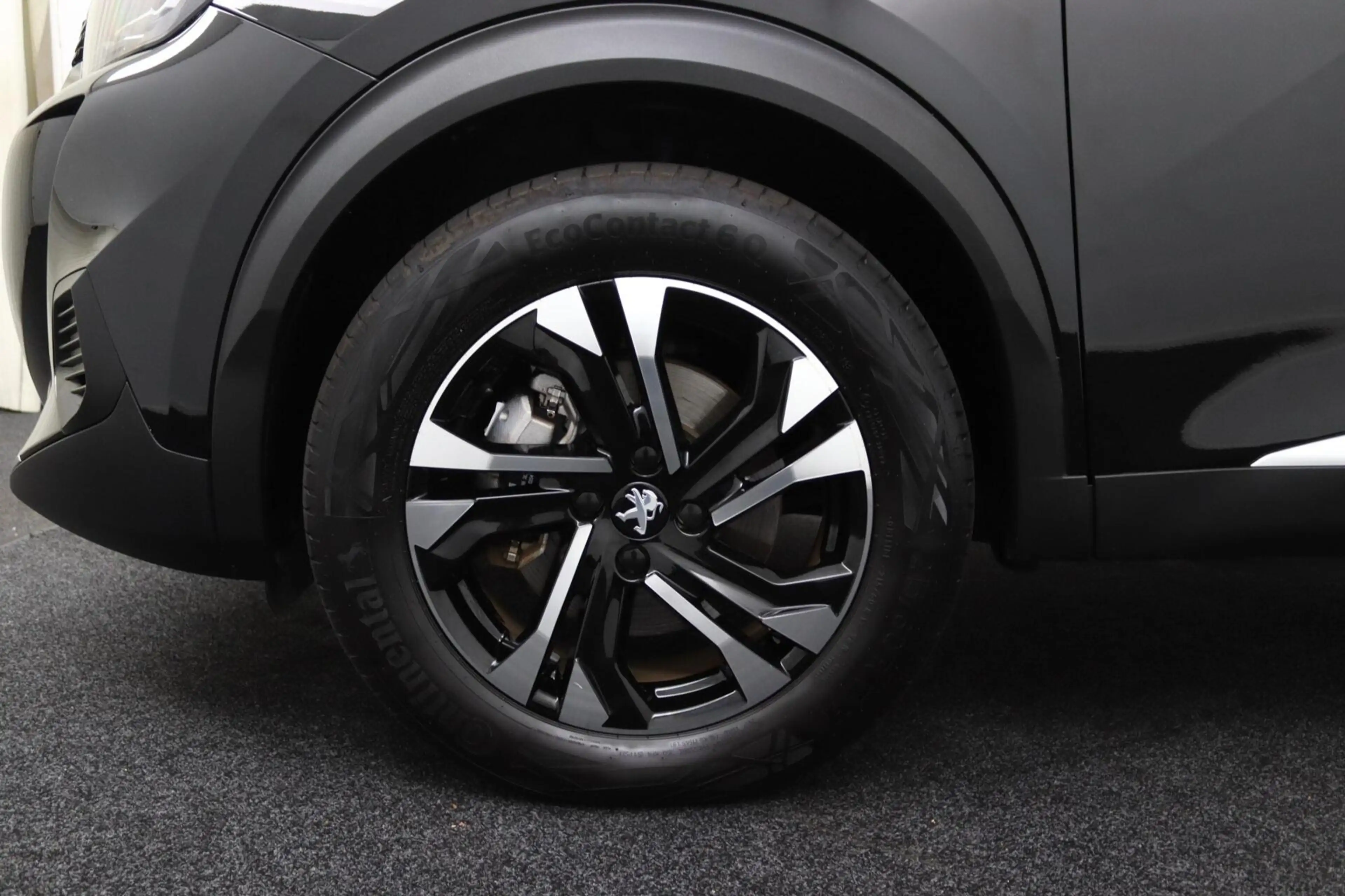 Peugeot e-2008 EV Allure Pack 50 kWh — photo 37