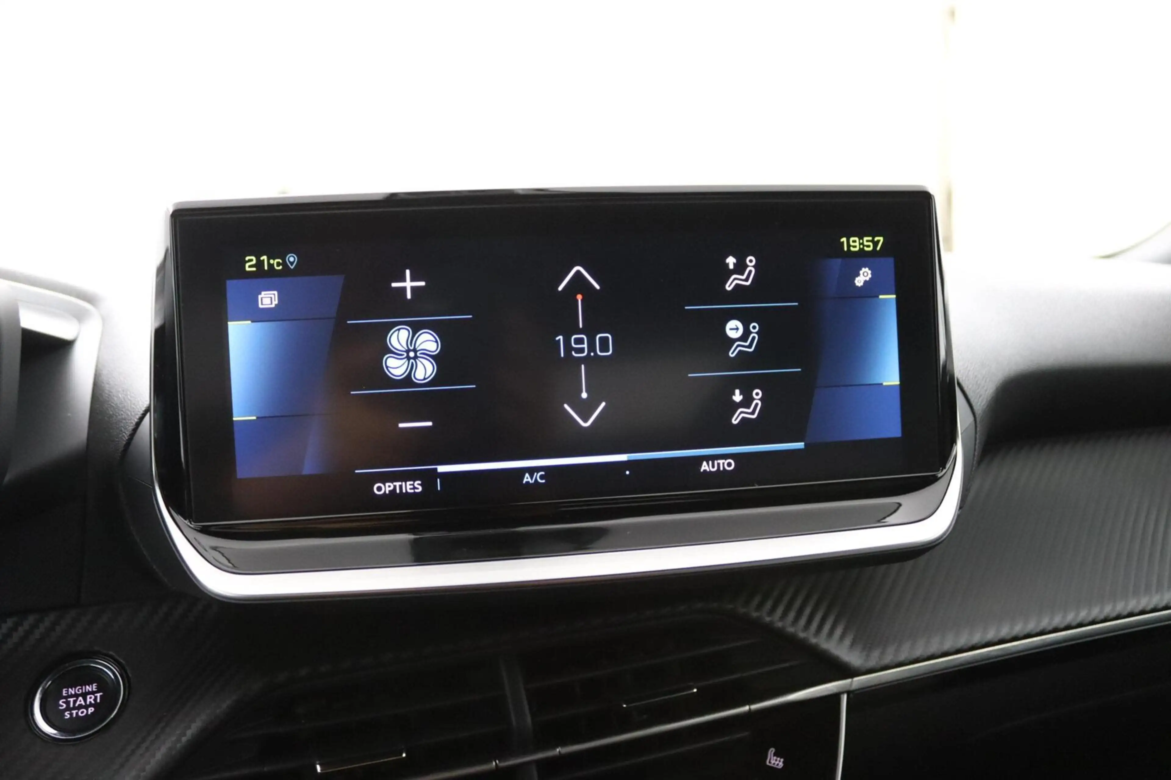 Peugeot e-2008 EV Allure Pack 50 kWh — photo 9