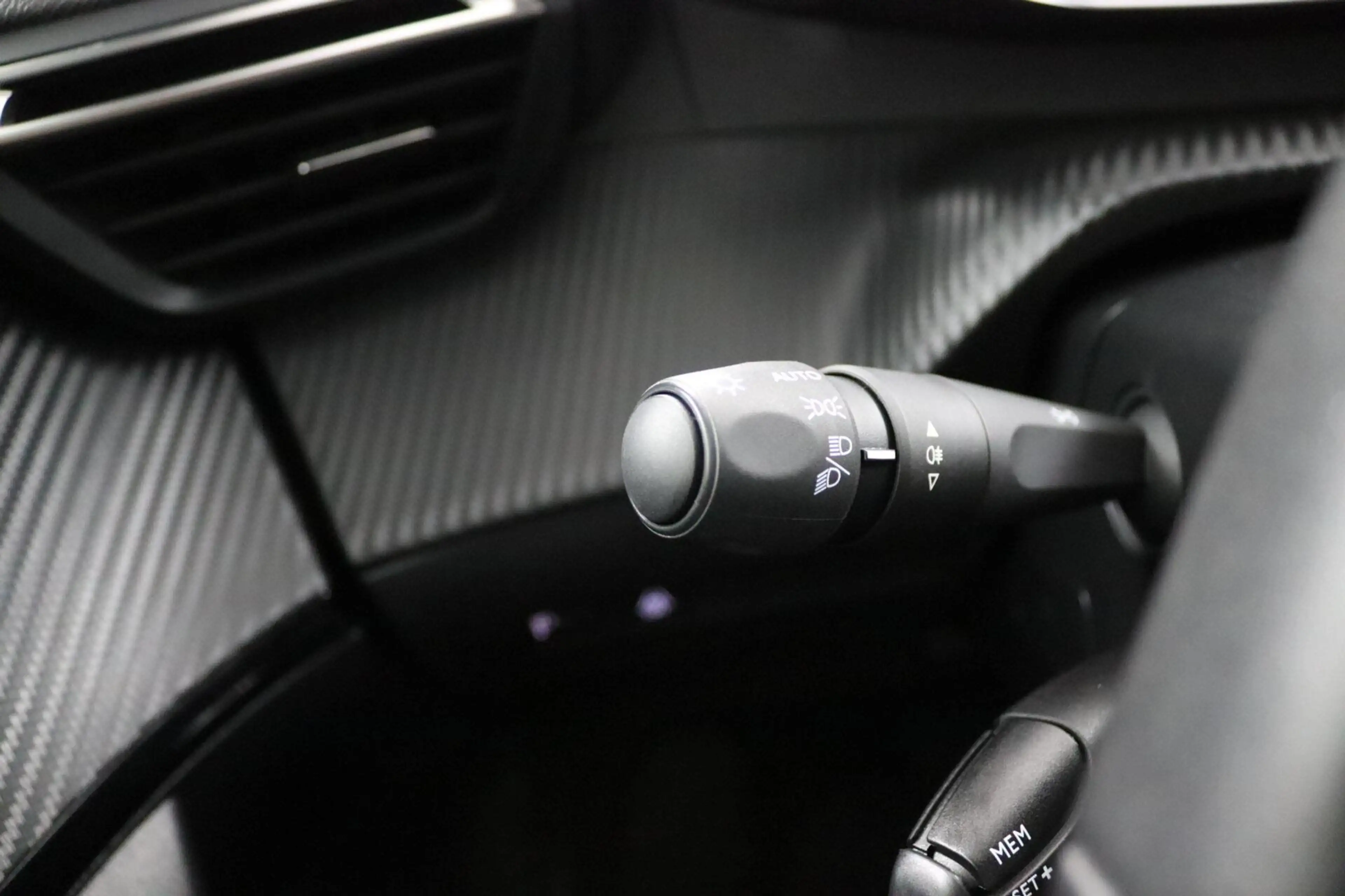 Peugeot e-2008 EV Allure Pack 50 kWh — photo 20