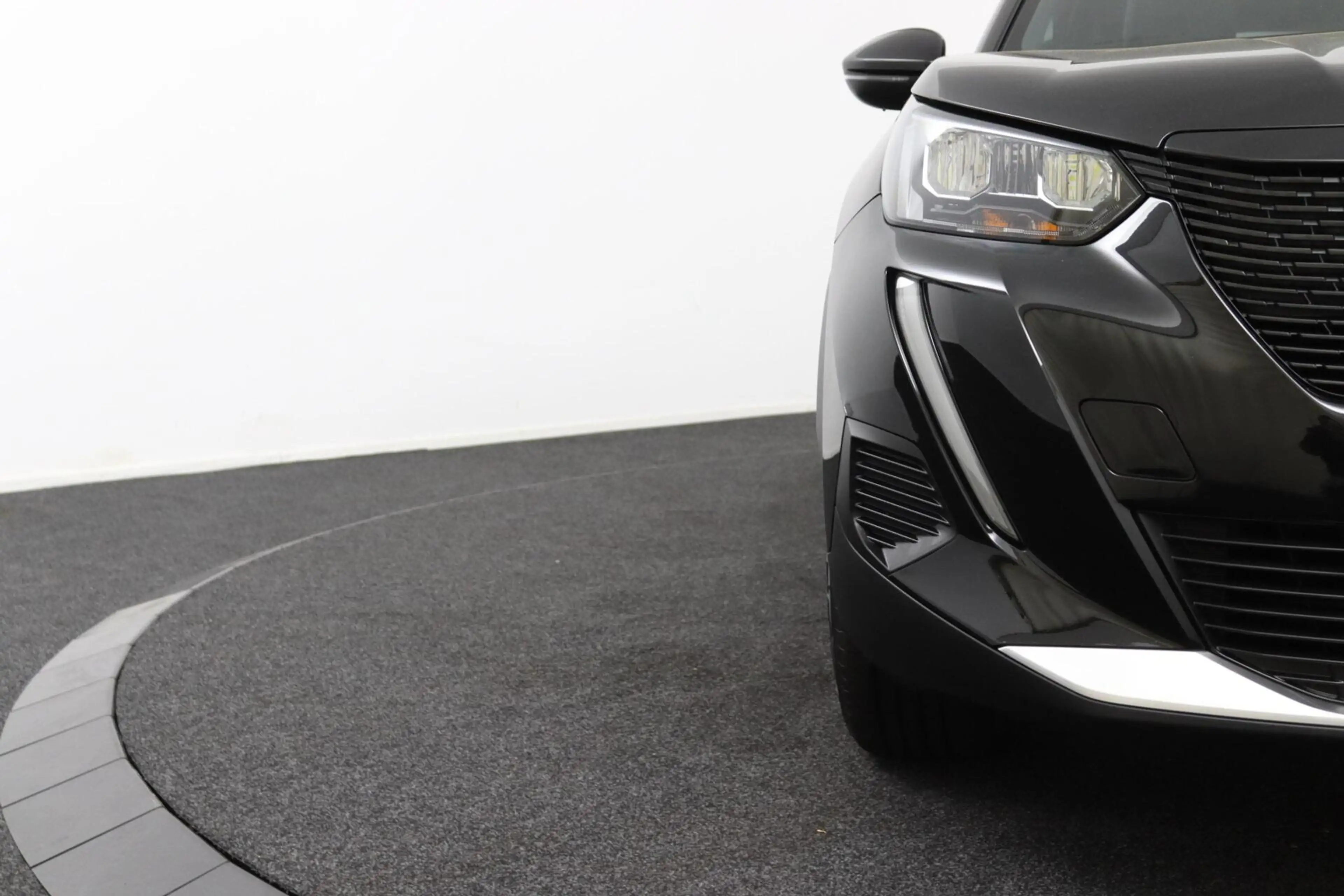 Peugeot e-2008 EV Allure Pack 50 kWh — photo 33