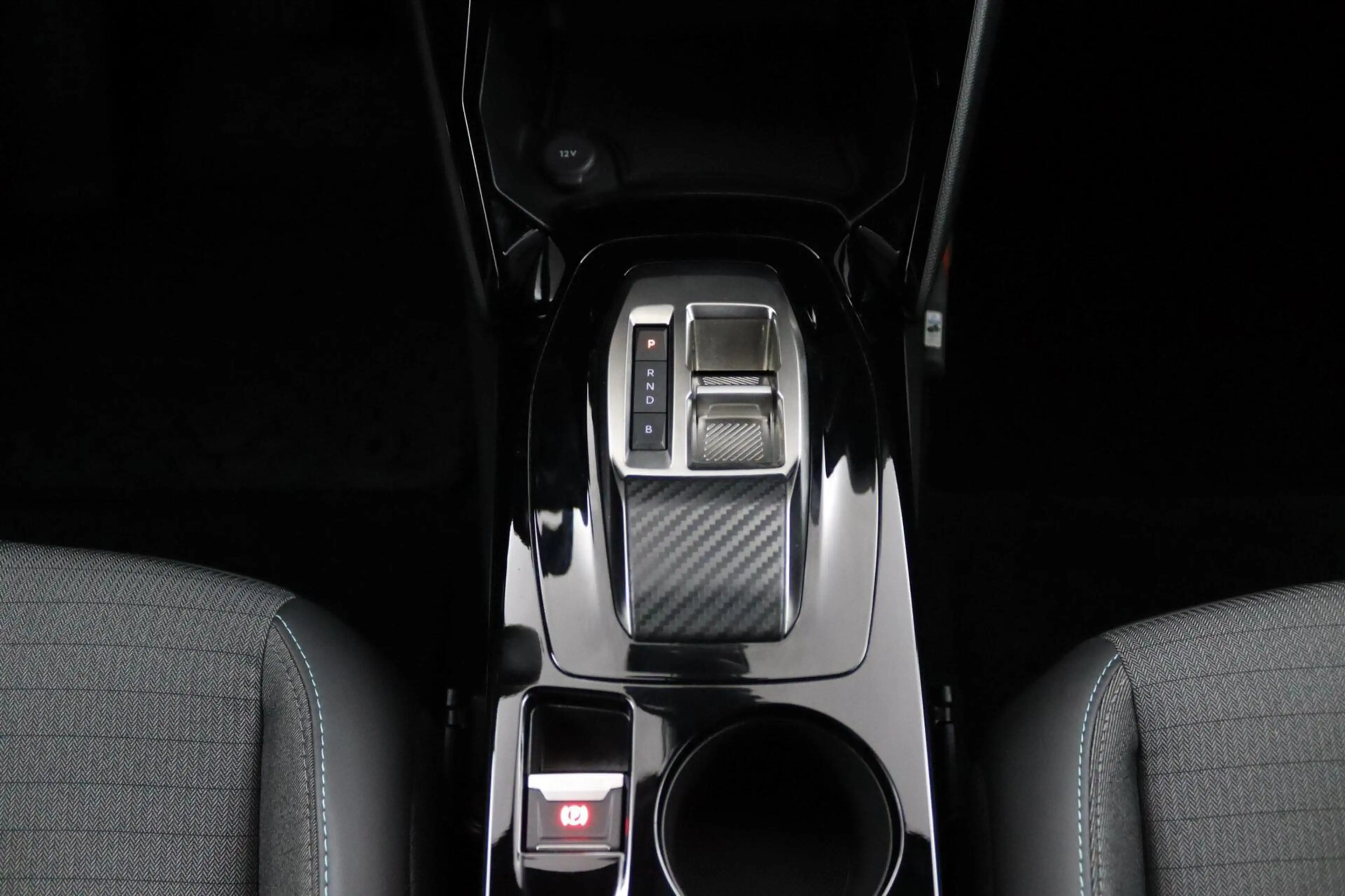 Peugeot e-2008 EV Allure Pack 50 kWh — photo 30