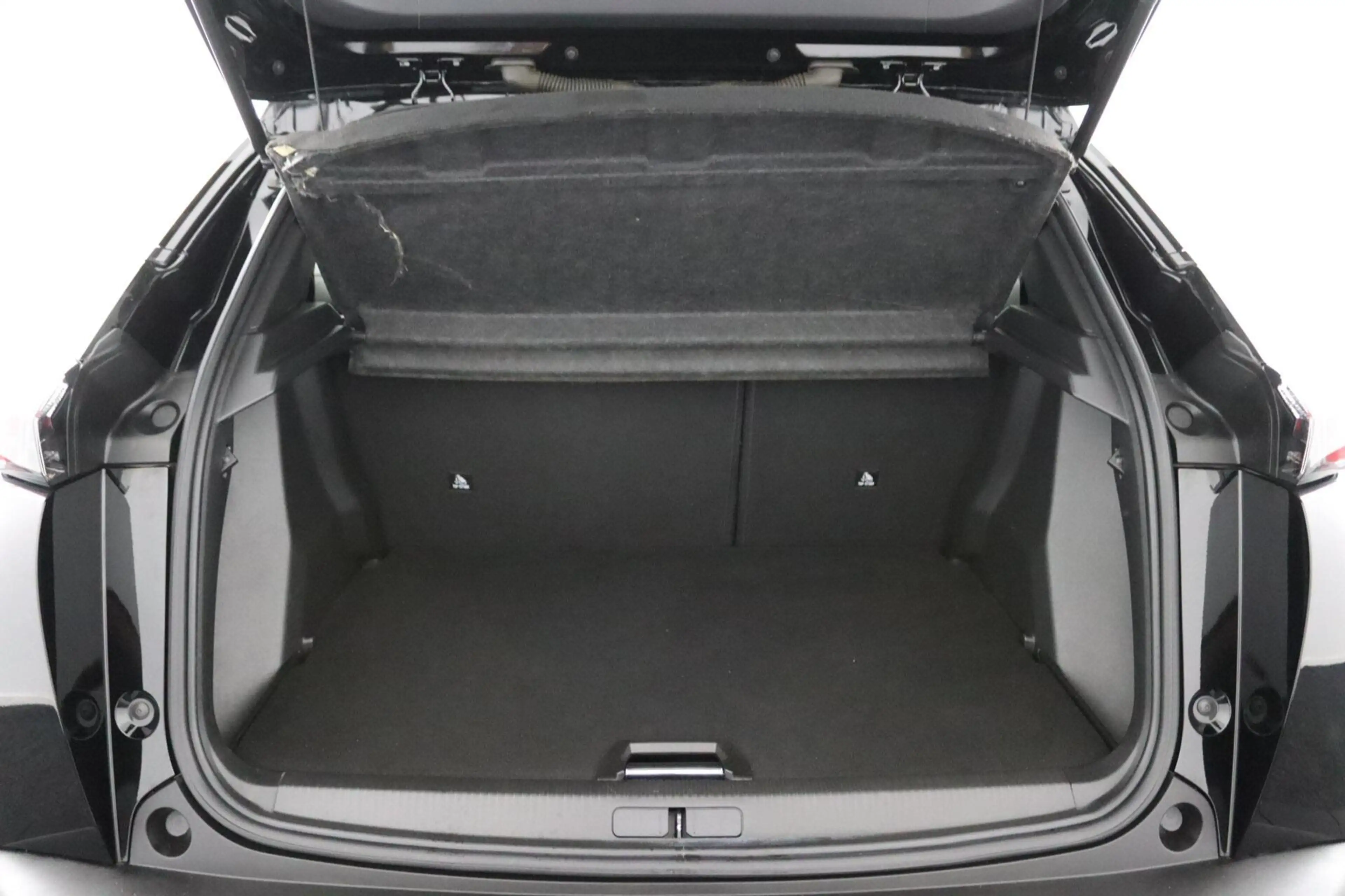 Peugeot e-2008 EV Allure Pack 50 kWh — photo 41
