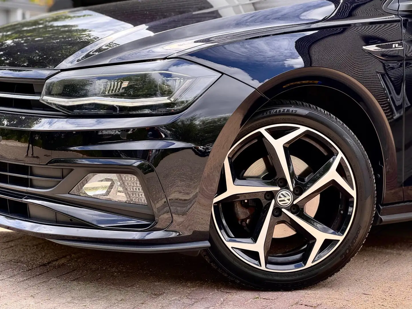 Volkswagen Polo 1.0 TSI 3xR-Line Pano/Camera/Blindspot Zwart - 2