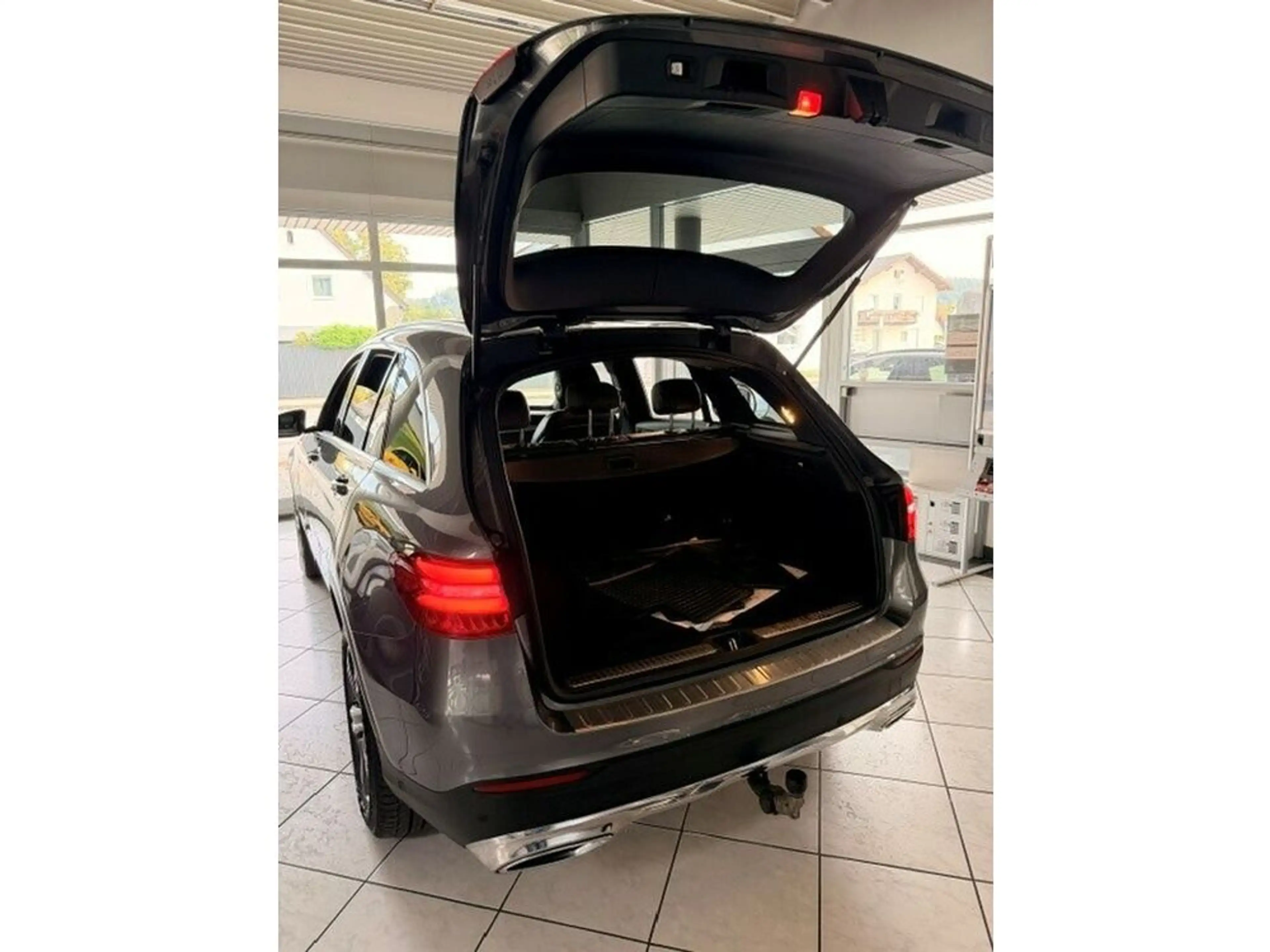 Mercedes-Benz GLC 220 d 4Matic - Glasdach AHV — photo 7
