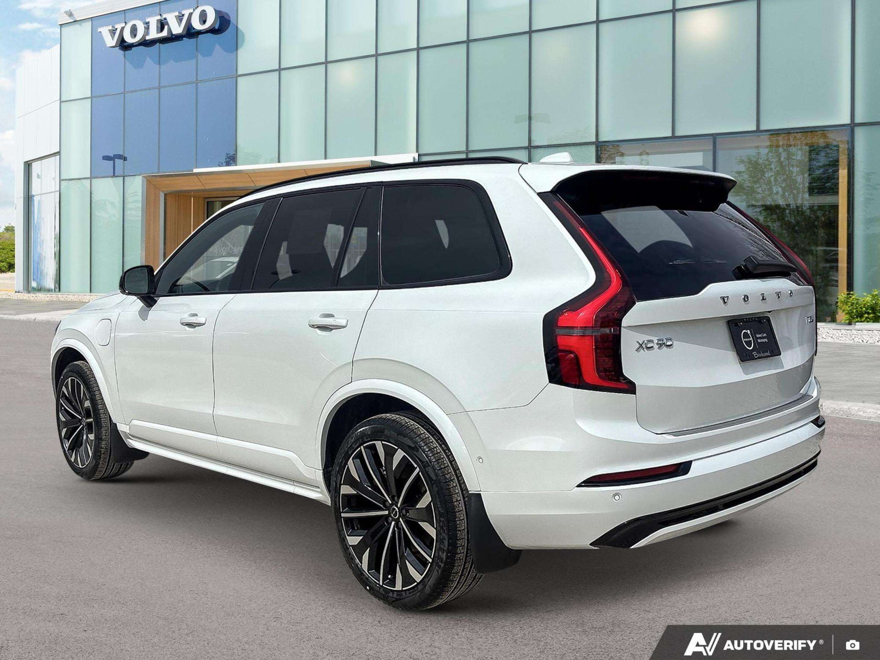 2026 Volvo XC90 Plus Dark Theme UP TO 64 KMS OF EV RANGE alt 4