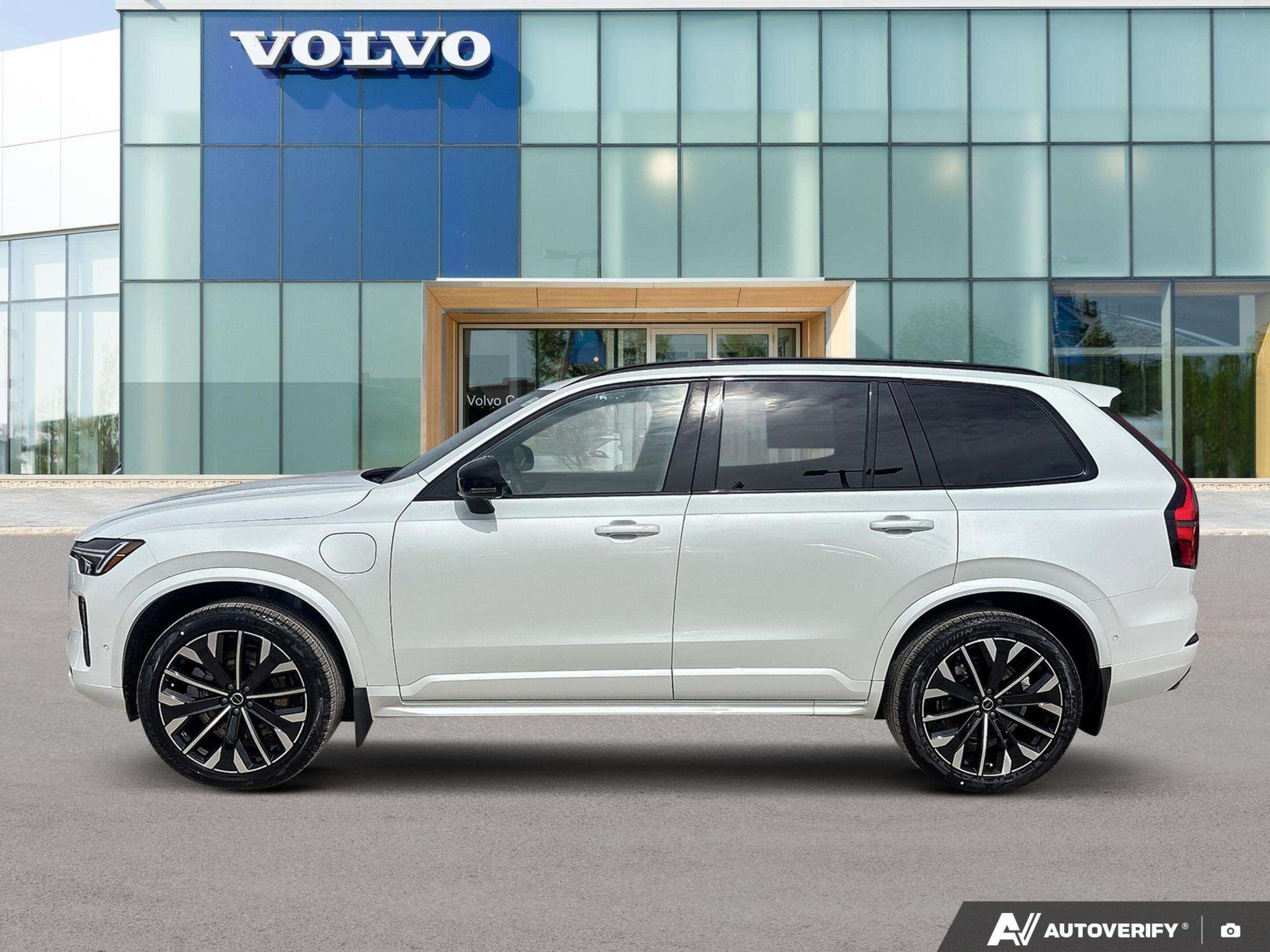 2026 Volvo XC90 Plus Dark Theme UP TO 64 KMS OF EV RANGE alt 3