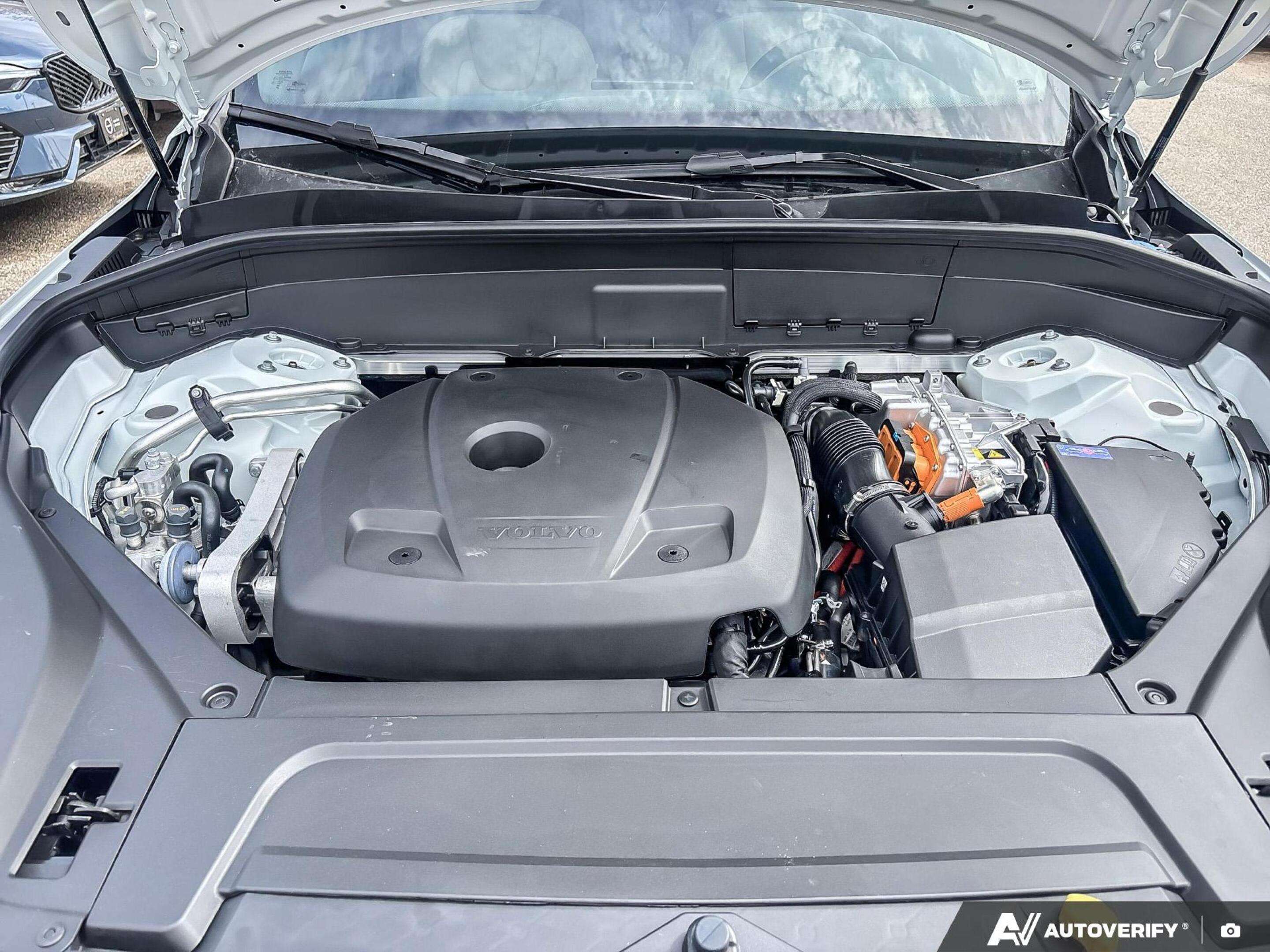 2026 Volvo XC90 Plus Dark Theme UP TO 64 KMS OF EV RANGE thumb 8