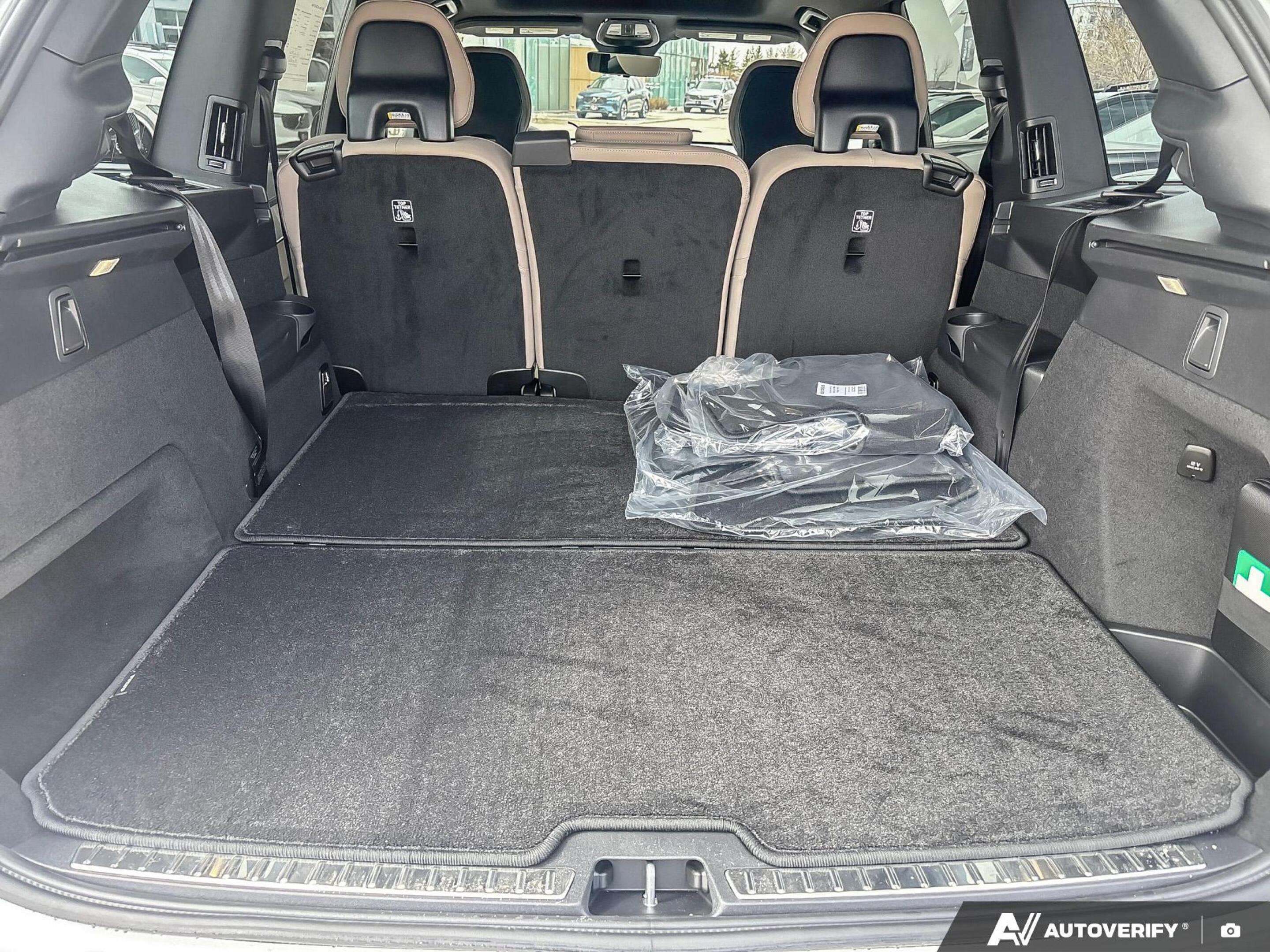 2026 Volvo XC90 Plus Dark Theme UP TO 64 KMS OF EV RANGE thumb 9
