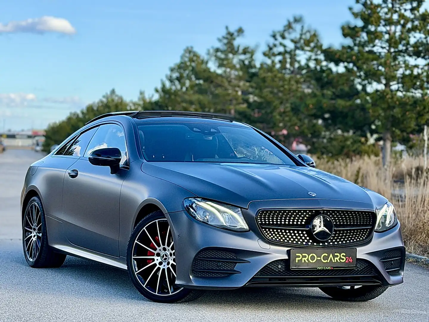 Mercedes-Benz E 200 // AMG-Line // Panorama // Widescreen // Garantie Grau - 1