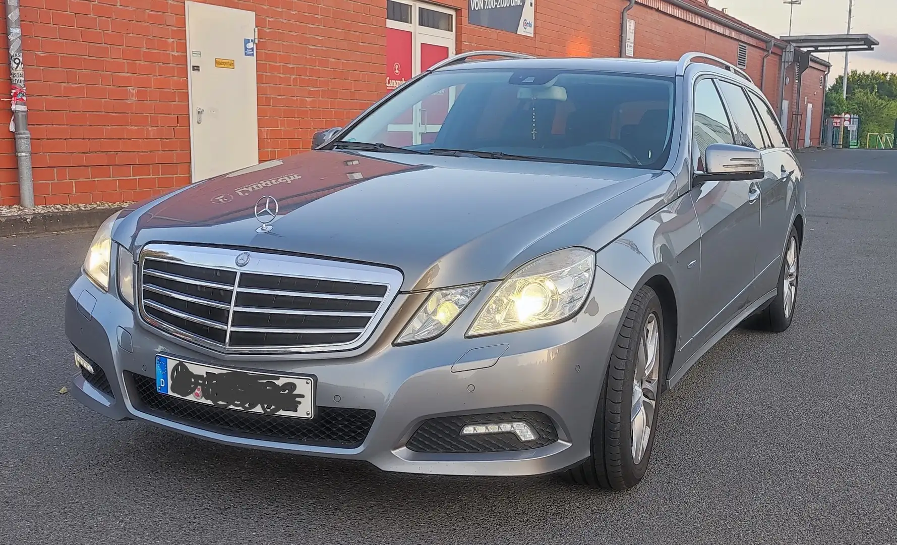 Mercedes-Benz E 220 E 220 CDI BlueEff. Voll Leder BiXenon Avantgarde Gris - 2