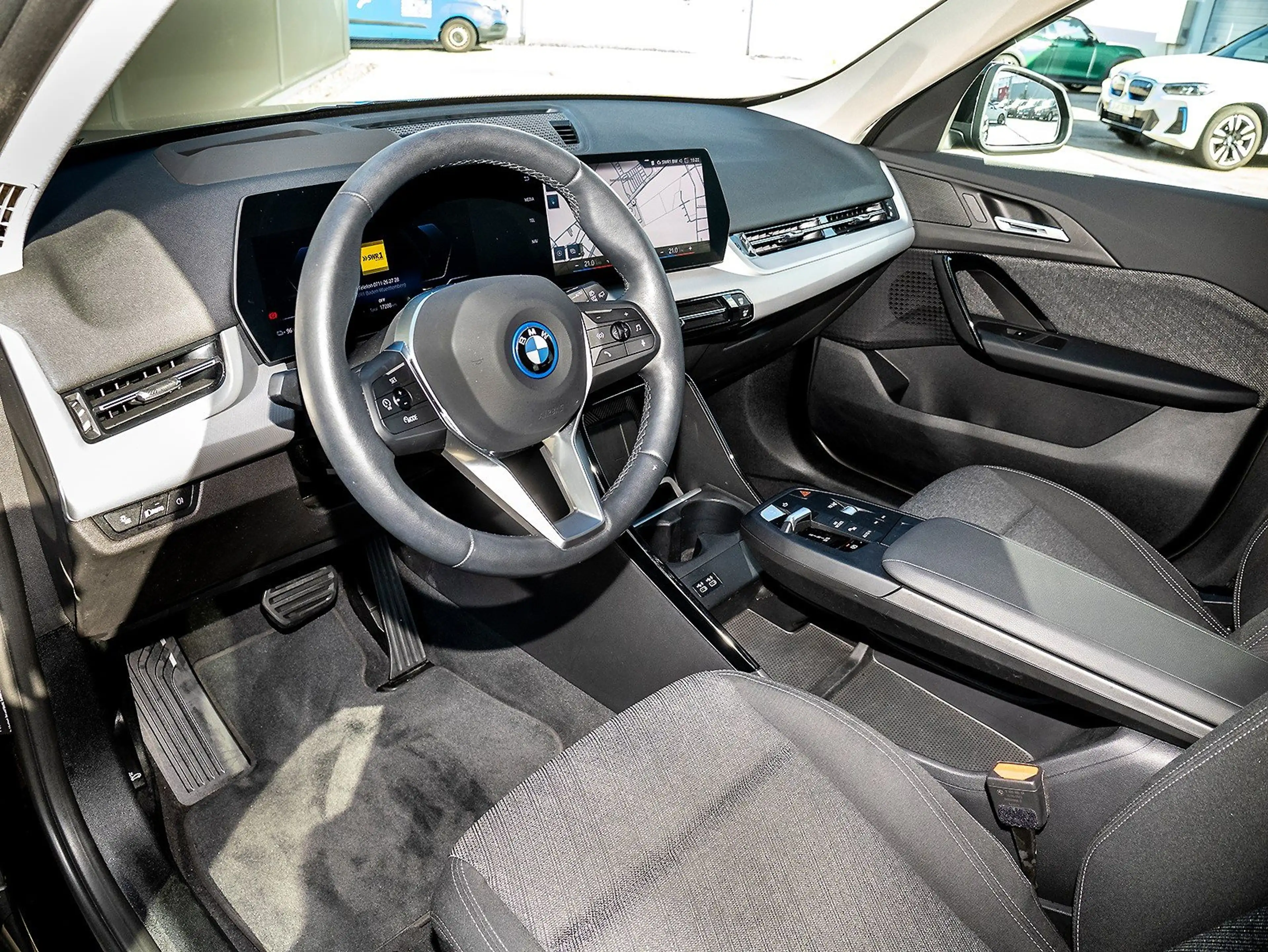 BMW iX1 xDrive30 HUD 360° AdaptLED DAB Sitzheiz LCpro — photo 4