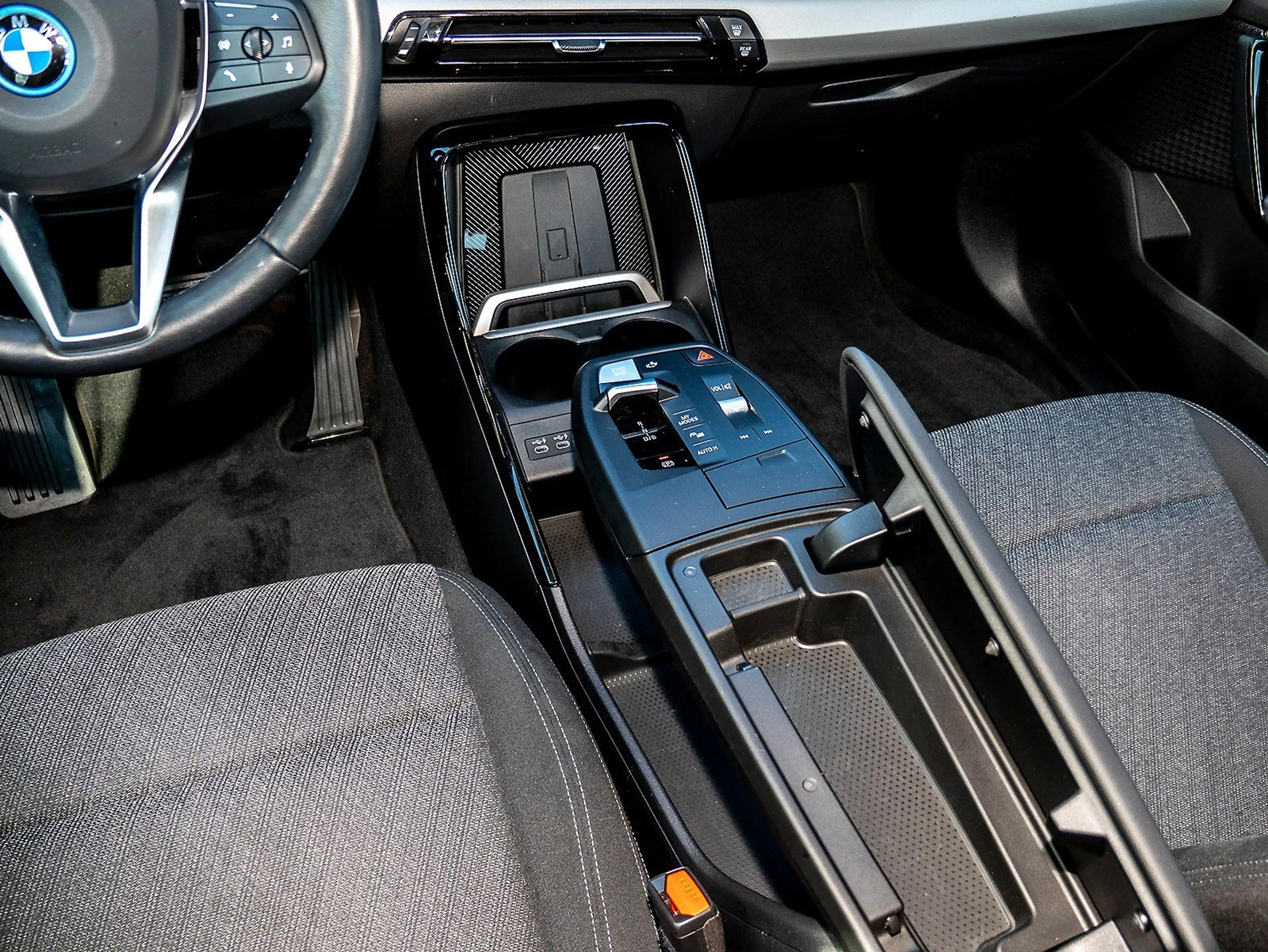 BMW iX1 xDrive30 HUD 360° AdaptLED DAB Sitzheiz LCpro — photo 10