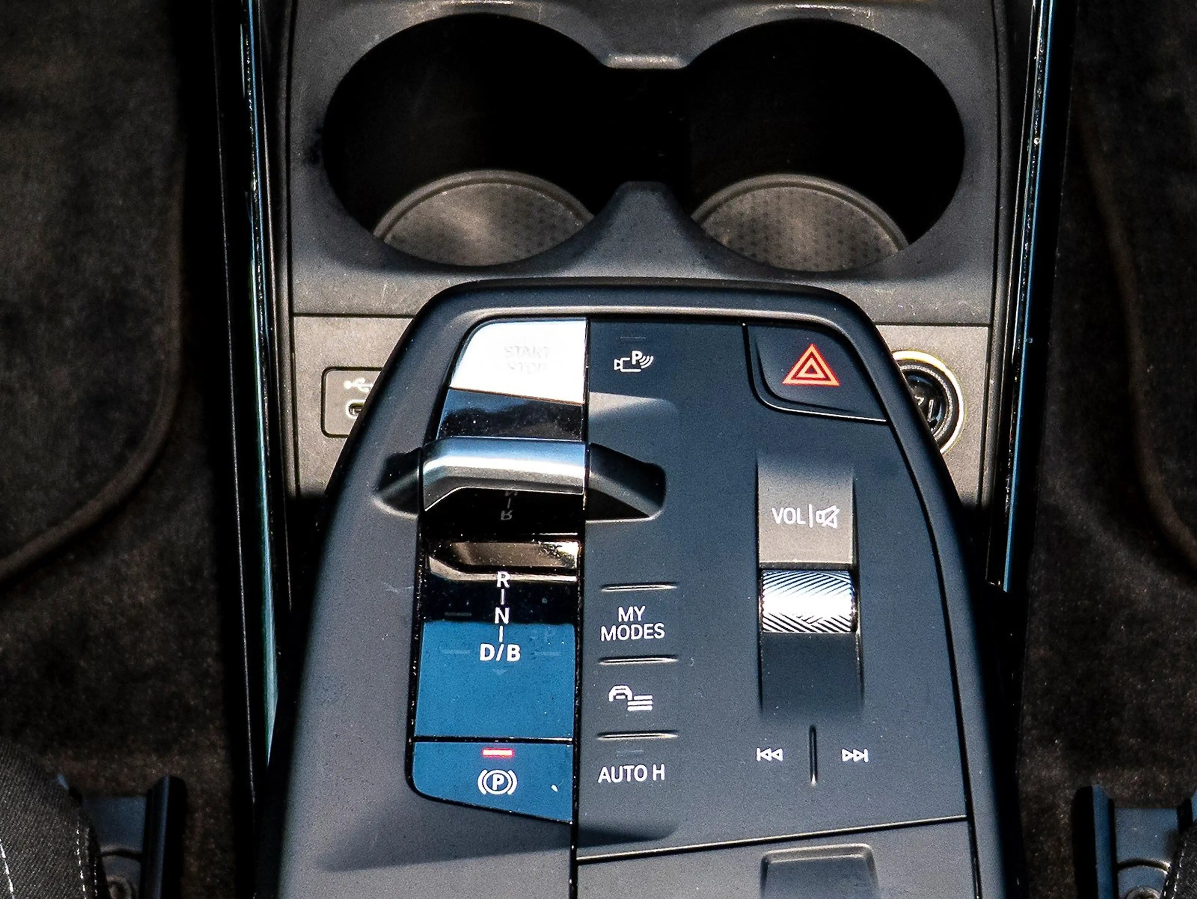 BMW iX1 xDrive30 HUD 360° AdaptLED DAB Sitzheiz LCpro — photo 11