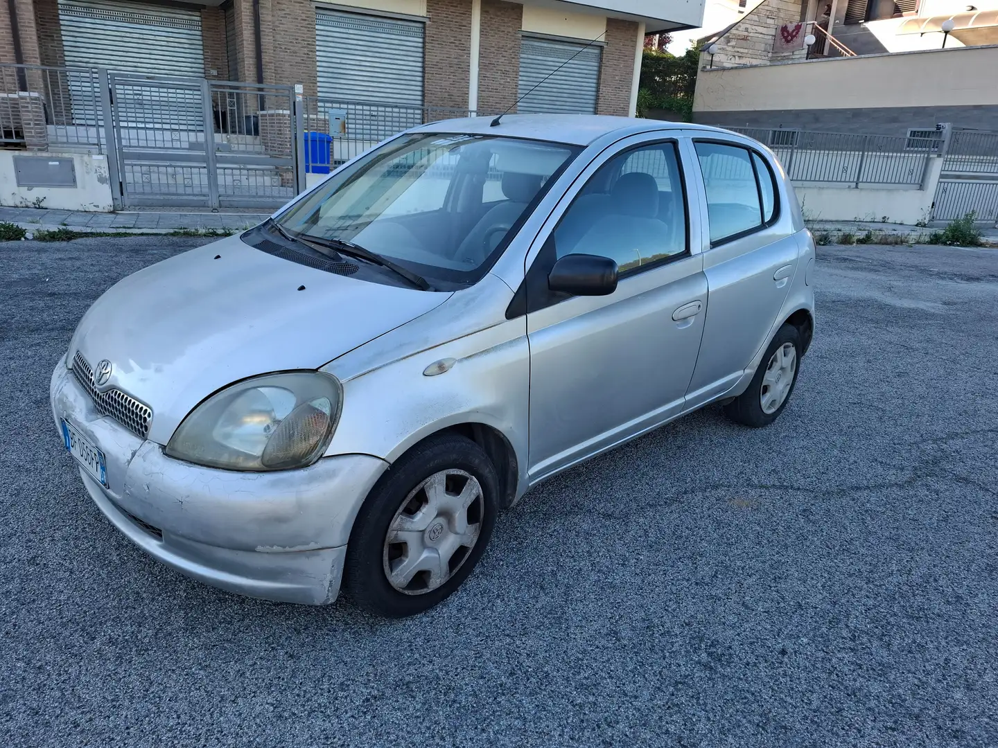 Toyota Yaris Yaris I 1999 5p 1.0 Sol Gri - 1