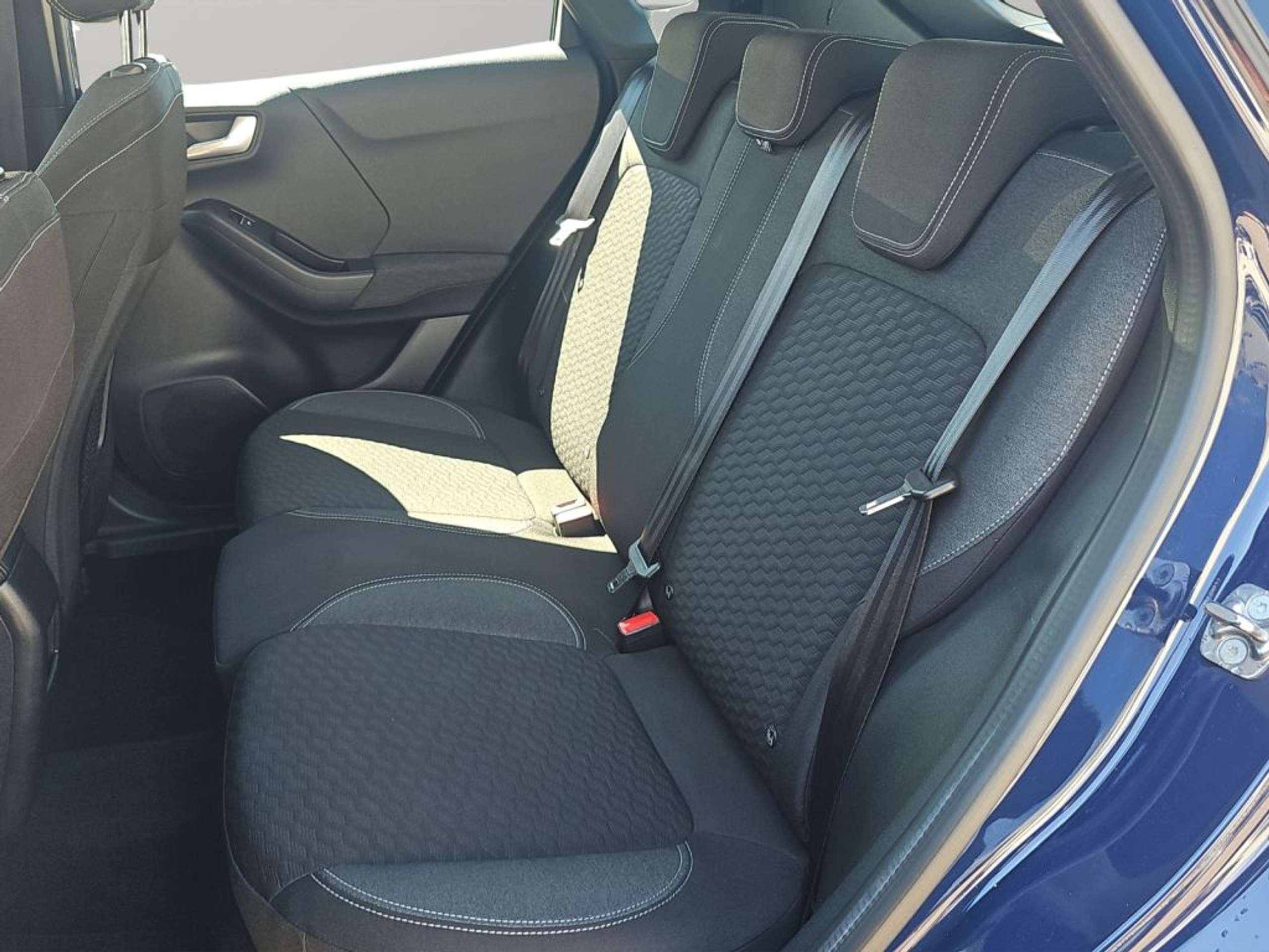 Fahrzeugabbildung Ford Puma 1.0 EcoBoost Hybrid TITANIUM *17-LM*NAVI* - mit KI generiert/bearbeitet