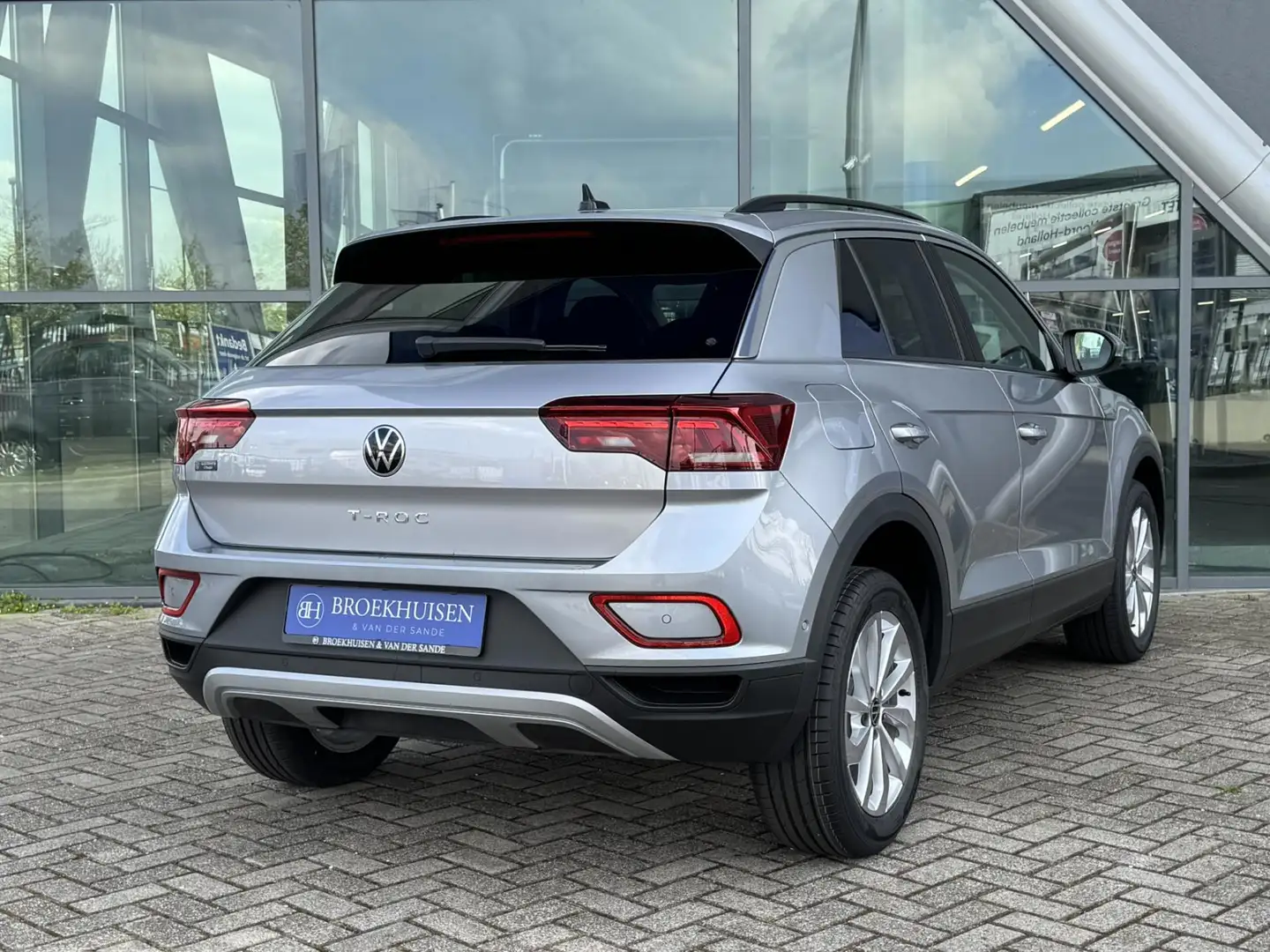 Volkswagen T-Roc 1.5 TSI Life Anniversary Model 150pk Automaat / Ca Zilver - 2