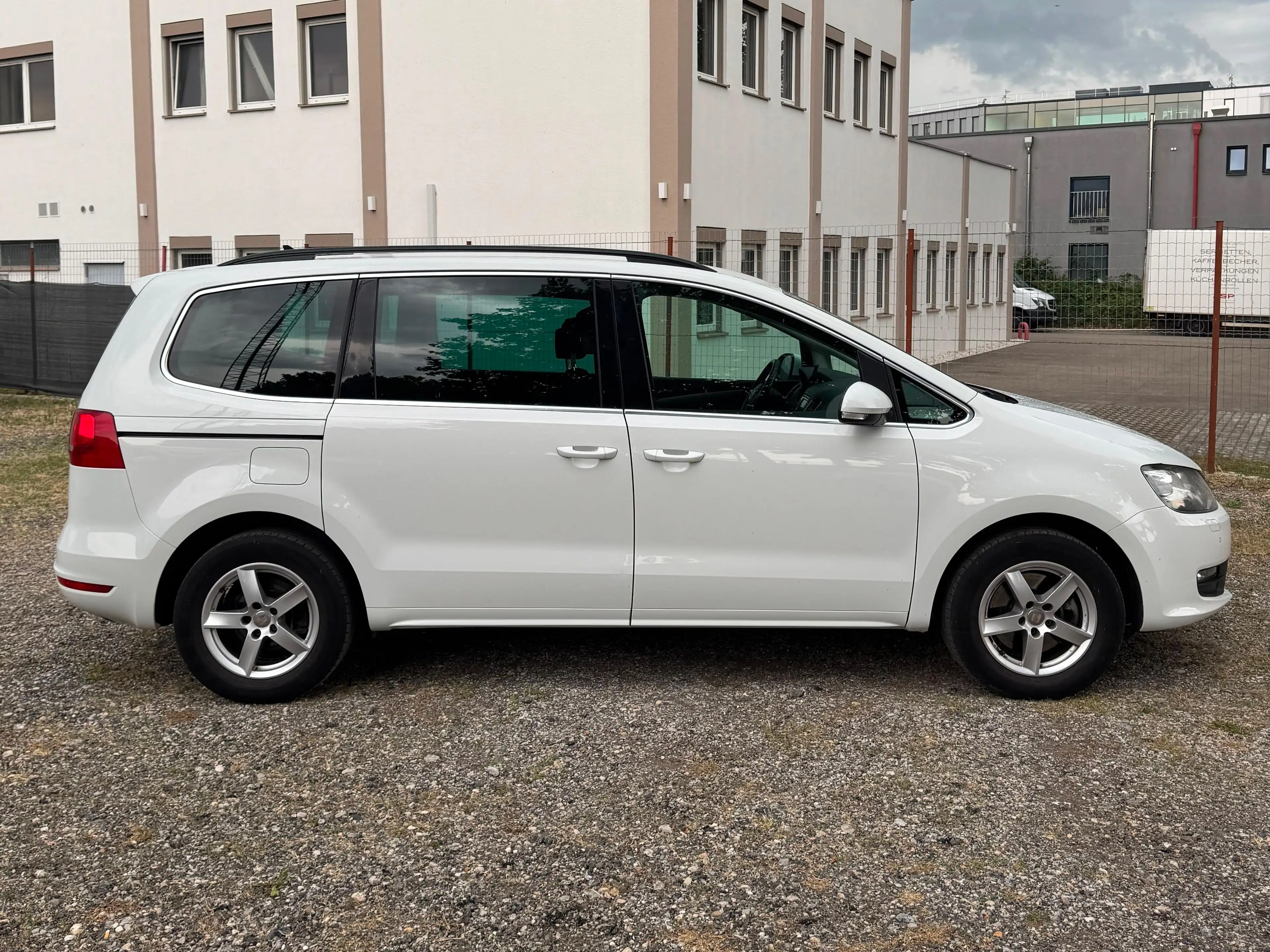 Volkswagen Sharan Trendline BMT — photo 8