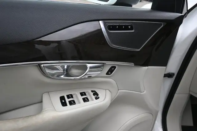 Volvo XC90 view 13