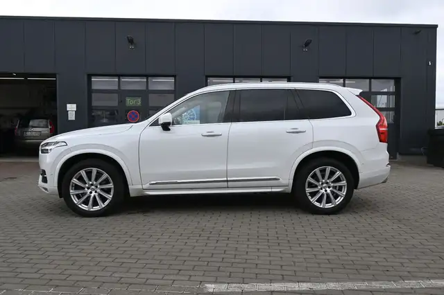 Volvo XC90 view 3