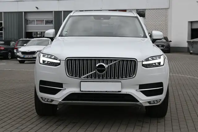 Volvo XC90 view 9