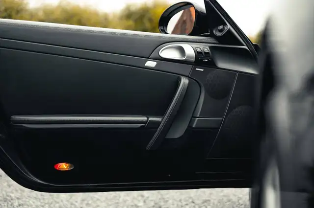 Porsche 911 view 7