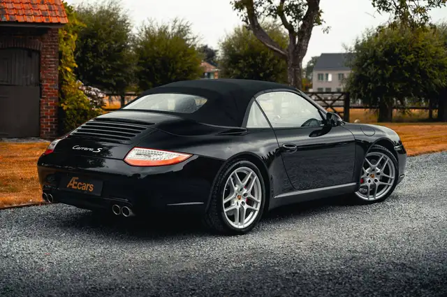 Porsche 911 view 3