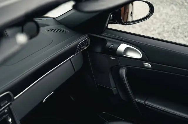 Porsche 911 view 8