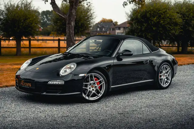 Porsche 911 view 4