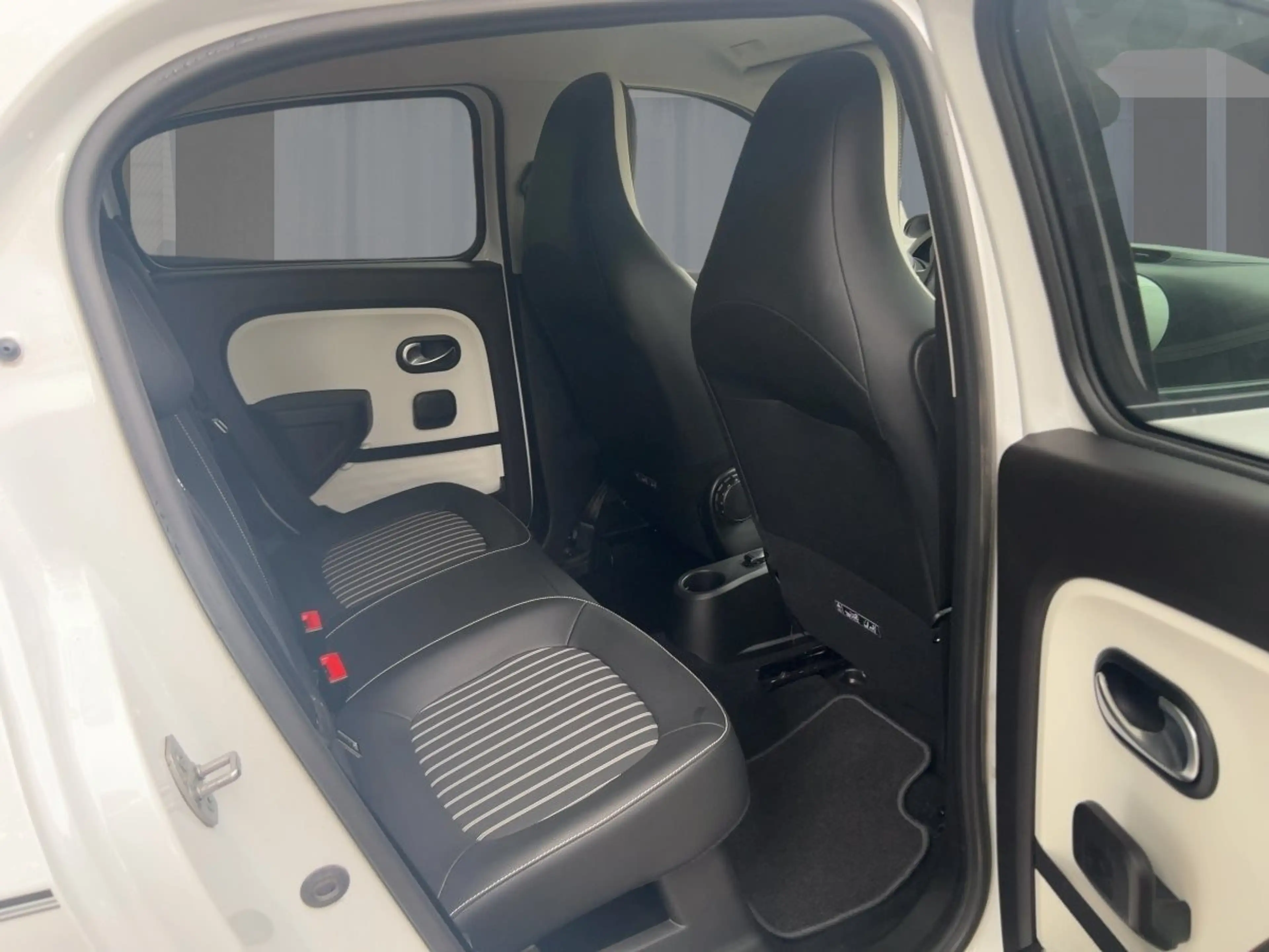 Renault Twingo E-TECH Techno — photo 9