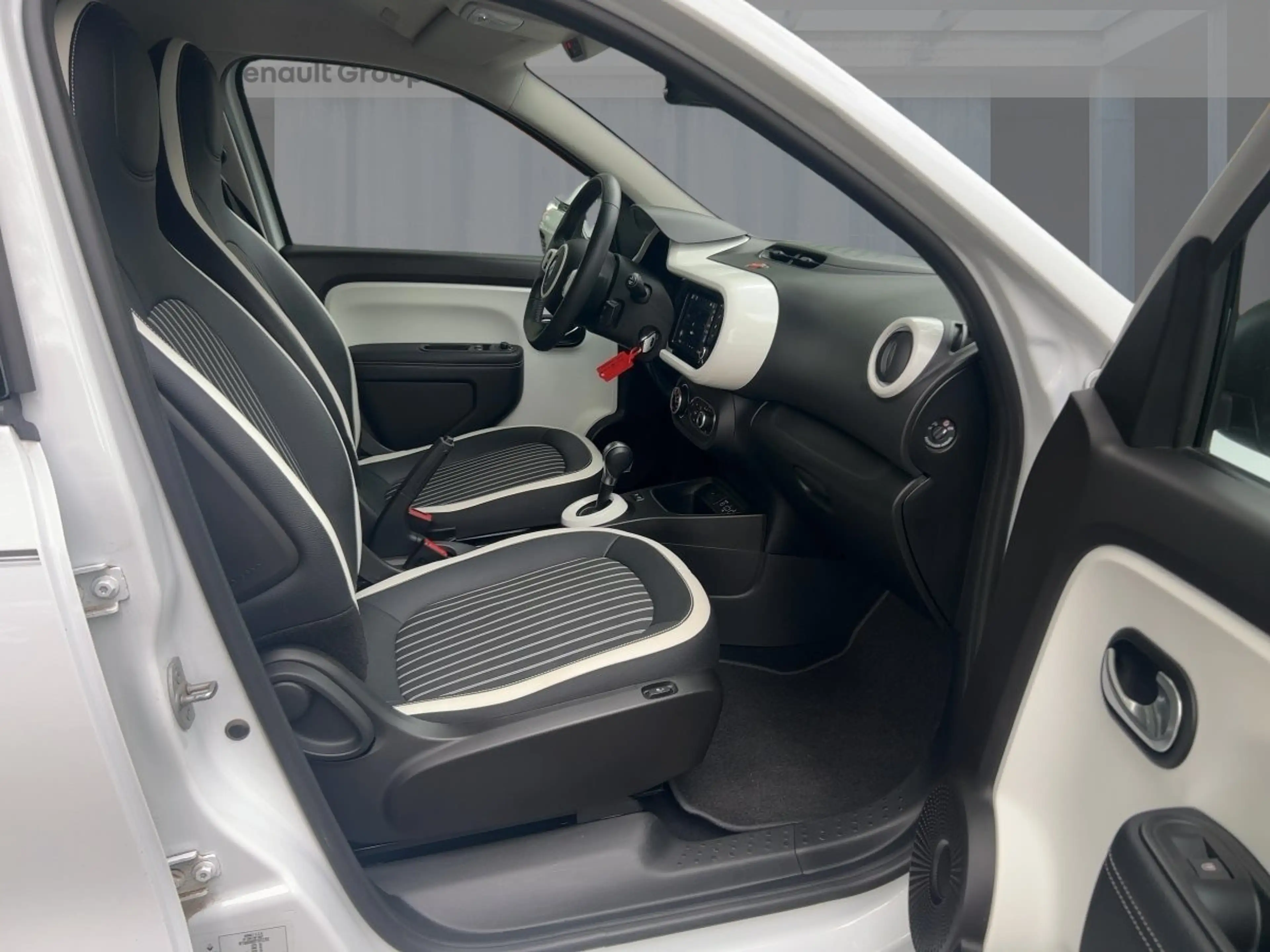 Renault Twingo E-TECH Techno — photo 8