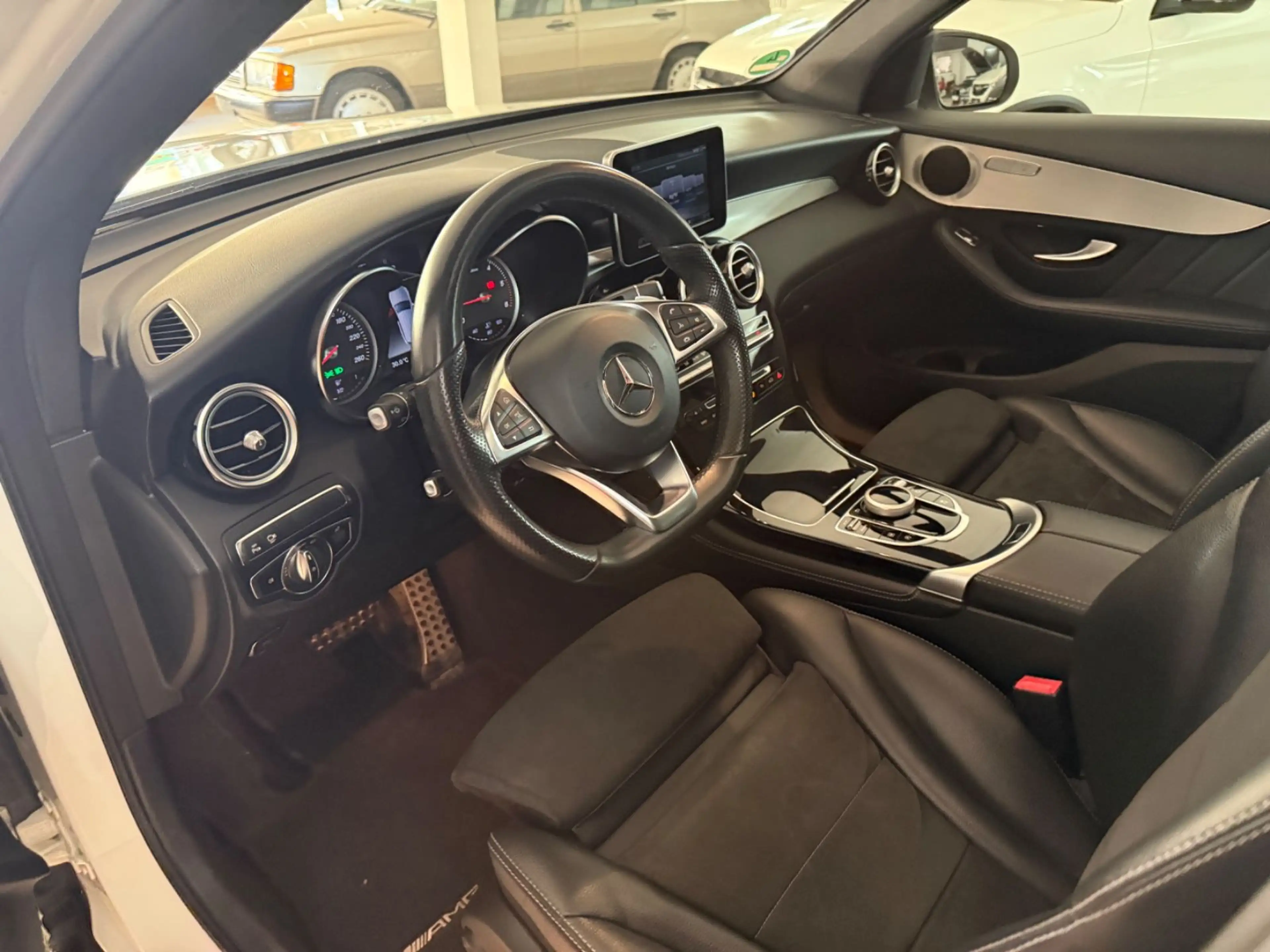 Mercedes-Benz GLC 250 AMG* Panorama* 360 Kamera* AHK* — photo 10