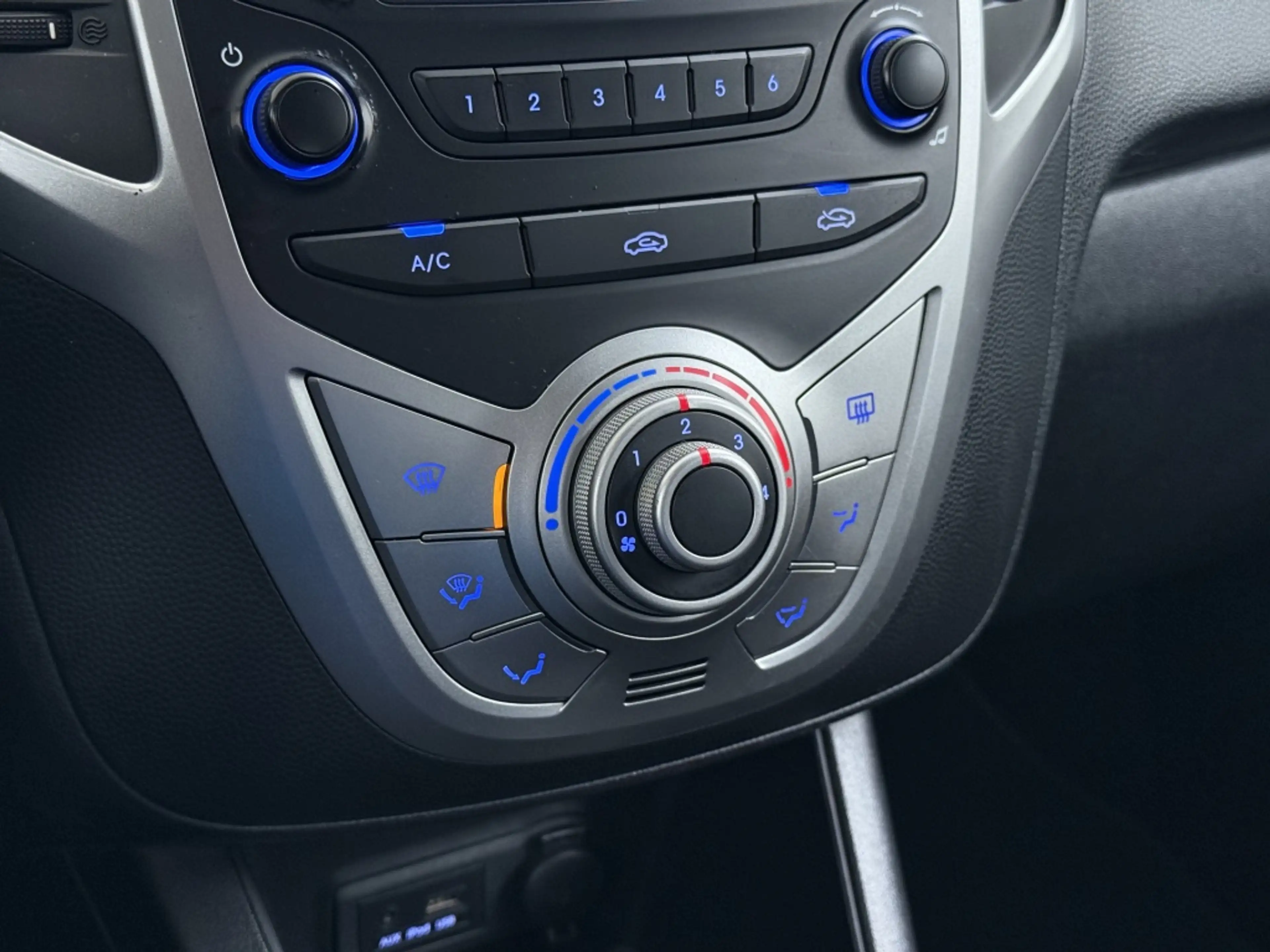 Hyundai iX20 1.4i i-Vision — photo 28