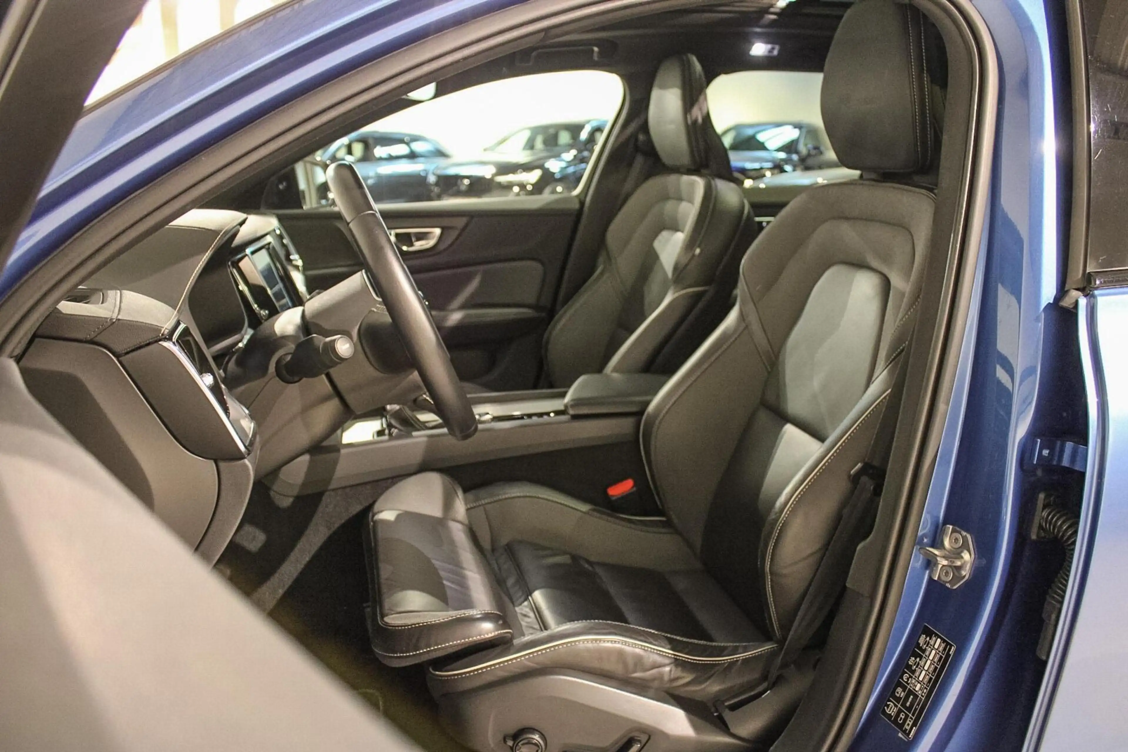 Volvo V60 2.0 T5 R-Design PANO | H&K | 20 " | TREKH | POLEST — photo 12