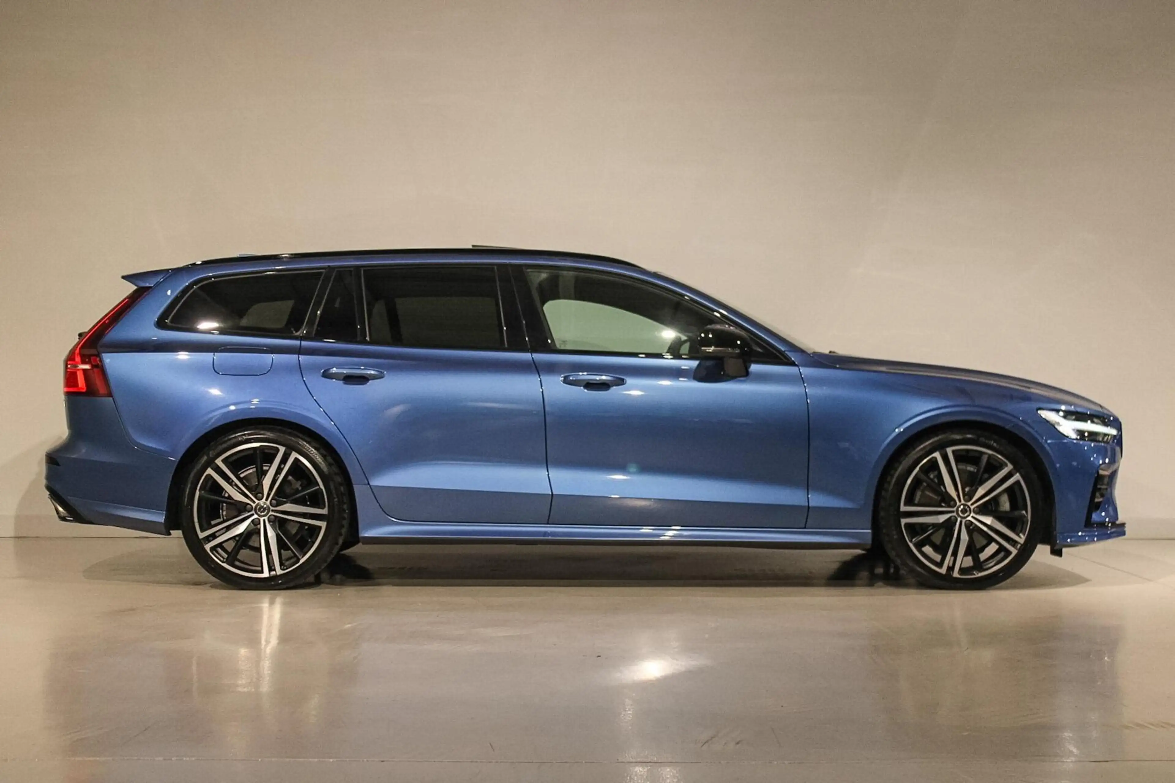 Volvo V60 2.0 T5 R-Design PANO | H&K | 20 " | TREKH | POLEST — photo 6