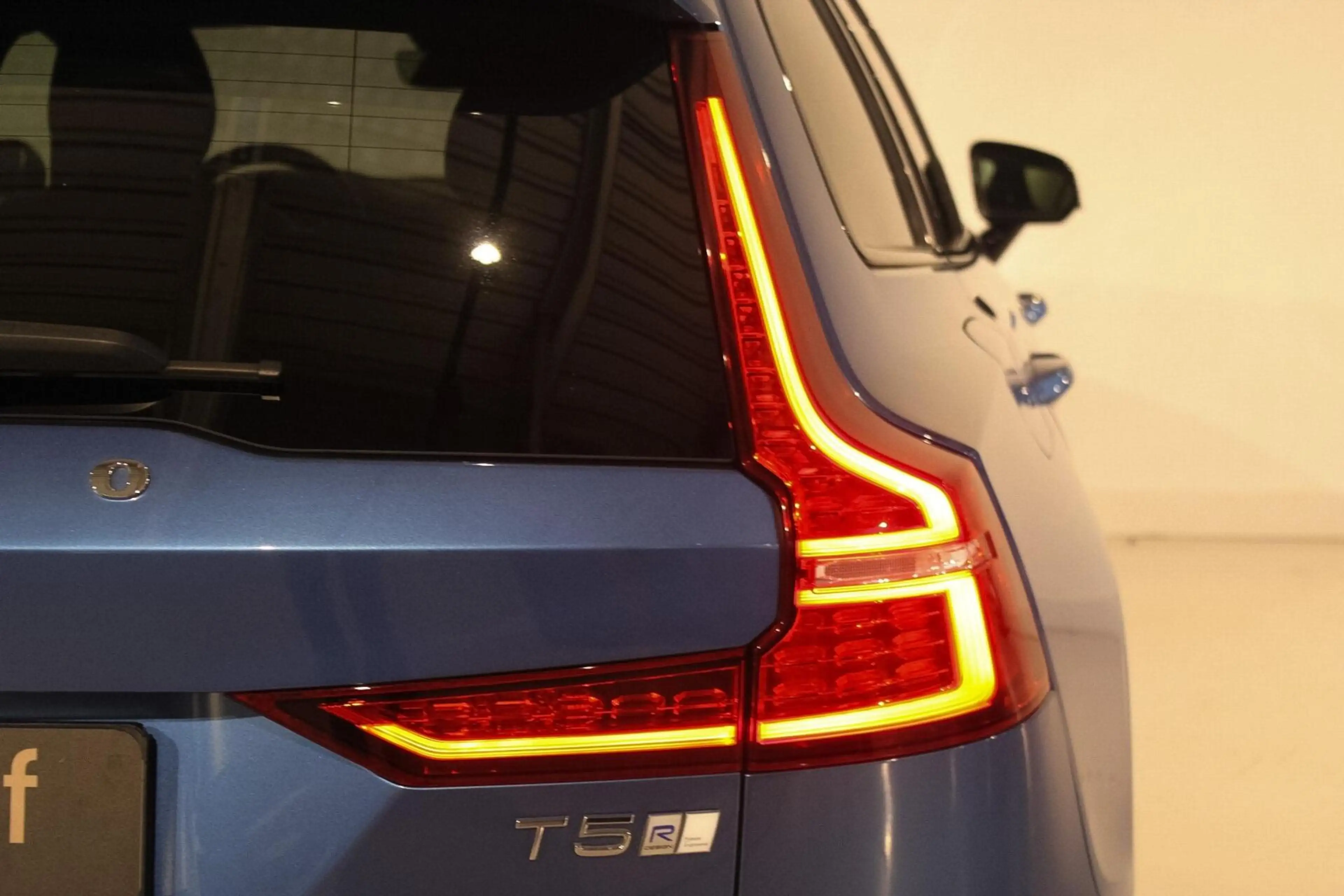 Volvo V60 2.0 T5 R-Design PANO | H&K | 20 " | TREKH | POLEST — photo 9