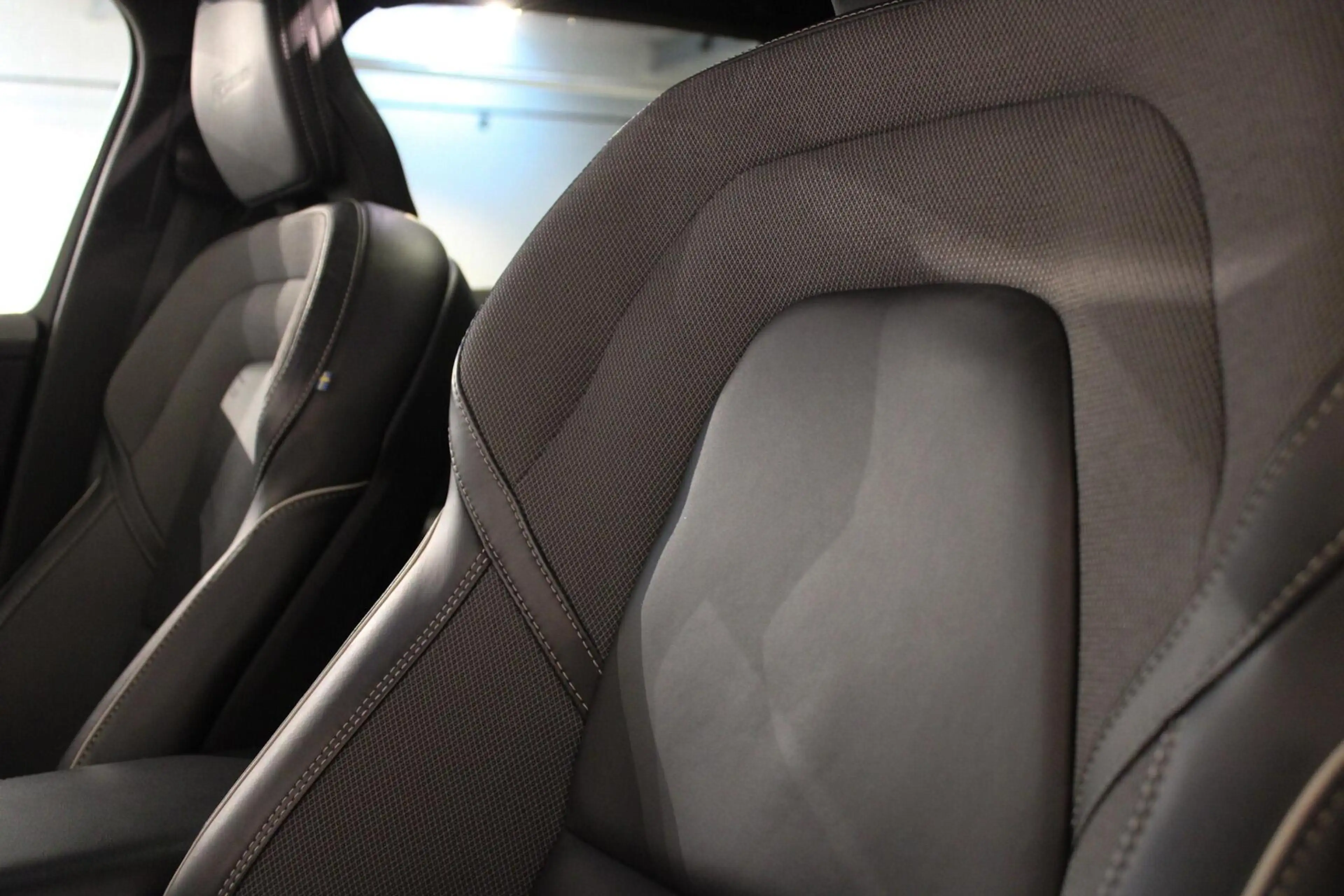 Volvo V60 2.0 T5 R-Design PANO | H&K | 20 " | TREKH | POLEST — photo 3