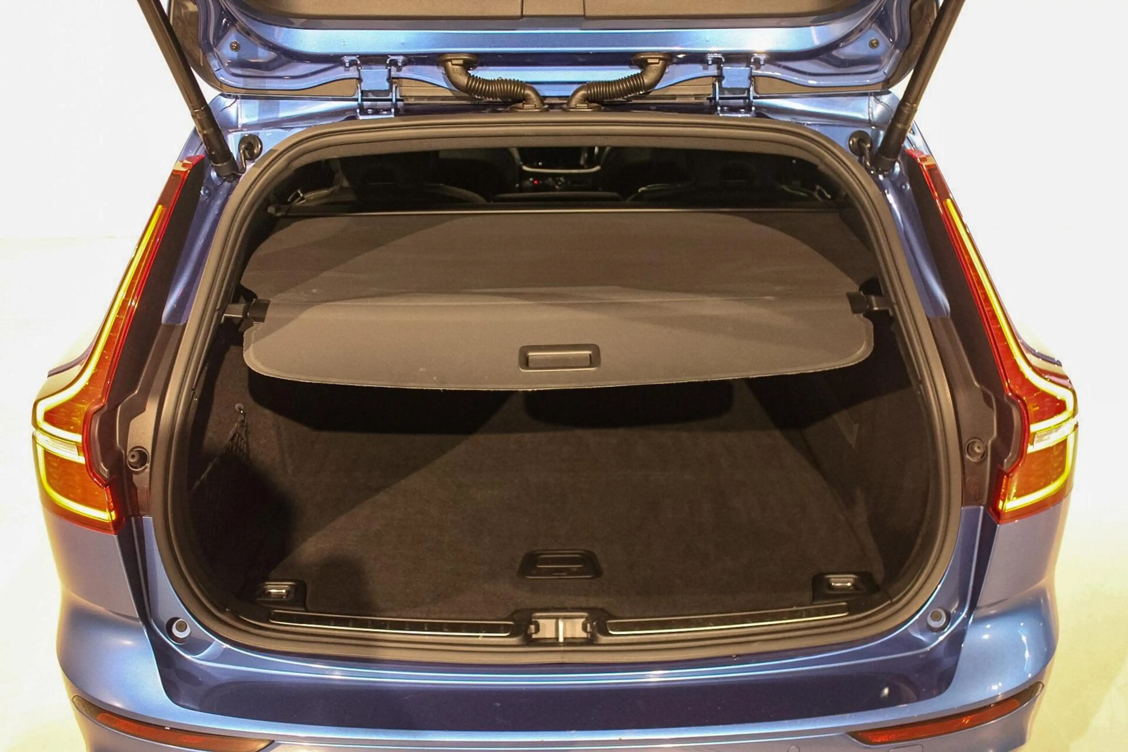 Volvo V60 2.0 T5 R-Design PANO | H&K | 20 " | TREKH | POLEST — photo 15
